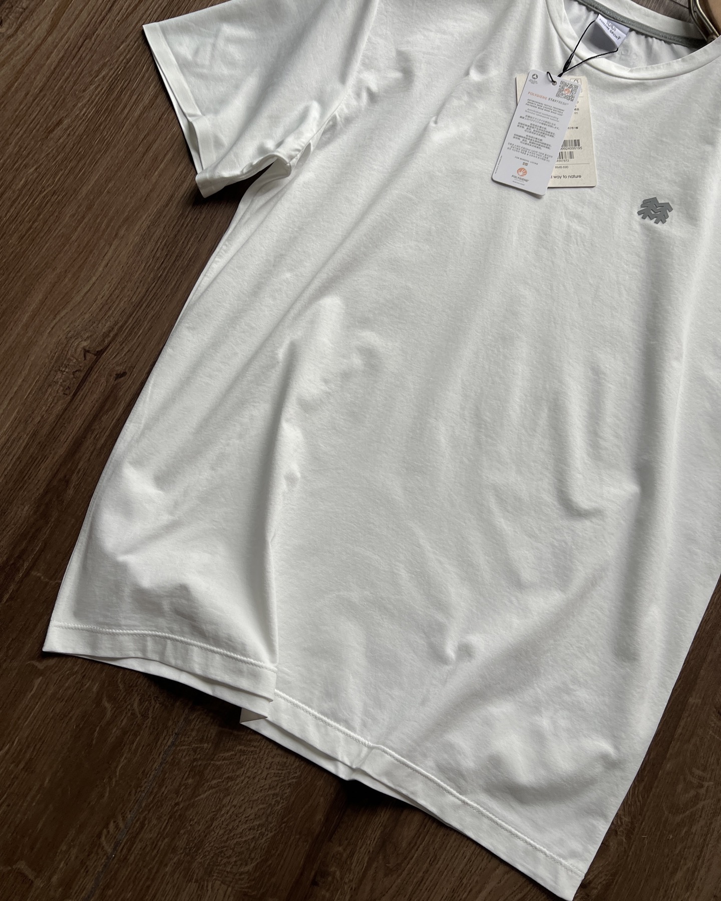 💰85
KOLON SPORT可隆专柜新款 男女同款SECO圆领短袖速干T恤 运动休闲户外吸湿t恤短袖,夏UPF45+防晒抗菌上衣.KL后字母圆领体恤这款T恤主打功能性与舒适性,简单休闲,体感极度轻盈舒适。精致3D立体压胶logo字母非常的具有立体感!等大家拿到手之后,可以细细观察,咱们衣服的走线精巧,非常的有质感!面料定织定染高弹速干,不掉色不变形,蓬松有质感。 围绕防晒,速干,吸湿,抗菌等主题功能,由染色厂经过;前处理,染色 ,功能性处理 ,功能性定型 ,等等复杂工艺,严检呈现。防晒指数UPF45+ 高效阻隔UVA/UVB,UVA防护率≥97% UVB防护率≥99%更好地阻隔紫外线,防止晒黑晒老晒红晒伤等紫外线问题。面料还加入特殊干爽纤维,高效吸湿速干,穿着清爽不粘腻。缝制也是精细,检品要求,包装细致,质量极佳。综合整衣特点强力推荐给喜爱户外,崇尚自我的户外人士,为日常通勤及郊外的轻户外活动加衣添彩。穿着场景:潮流搭配,都市探索,休闲健身,旅游出行等。亲身试穿体感不虚,值得拥有!衣服版型也是主打运动休闲,舒适修身!简单大气,大小适中鲜明又不张扬!
【SECO吸湿速干T恤夏季UPF35+抗菌防晒T恤】
百分百原代工厂大货剩余,最新SECO3.0升级面料,抗菌透气速干抗皱,肩膀有立体烫画烫字工艺,采用热熔压胶技术,上身效果非常有型,由于大厂剩余货品,不计成本价格优势
适合夏季通勤及日常活动穿着的短袖,能提供清爽的穿着体验
大身采用自主研发的SECO3.0面料,具有吸湿速干、UPF35+防晒及抗菌功能面料增加50%可回收纱线,贯彻K SPORT的ESG理念
男款:
领口门襟及袖口处采用贴合工艺,提升外观的品质感
右肩线以及后背印有“K SPORT”圆角立体烫画,展示品牌标识,彰显品味与格调
颜色:黑色 象牙白 蓝色 驼色
尺码:M-3XL
M:肩宽45 胸围100 衣长68 建议120斤
L:肩宽46 胸围105 衣长69 建议140斤
XL:肩宽48 胸围110 衣长70 建议160斤
2XL:肩宽49 胸围115 衣长71 建议180斤
3XL:肩宽51 胸围121 衣长72 建议200斤