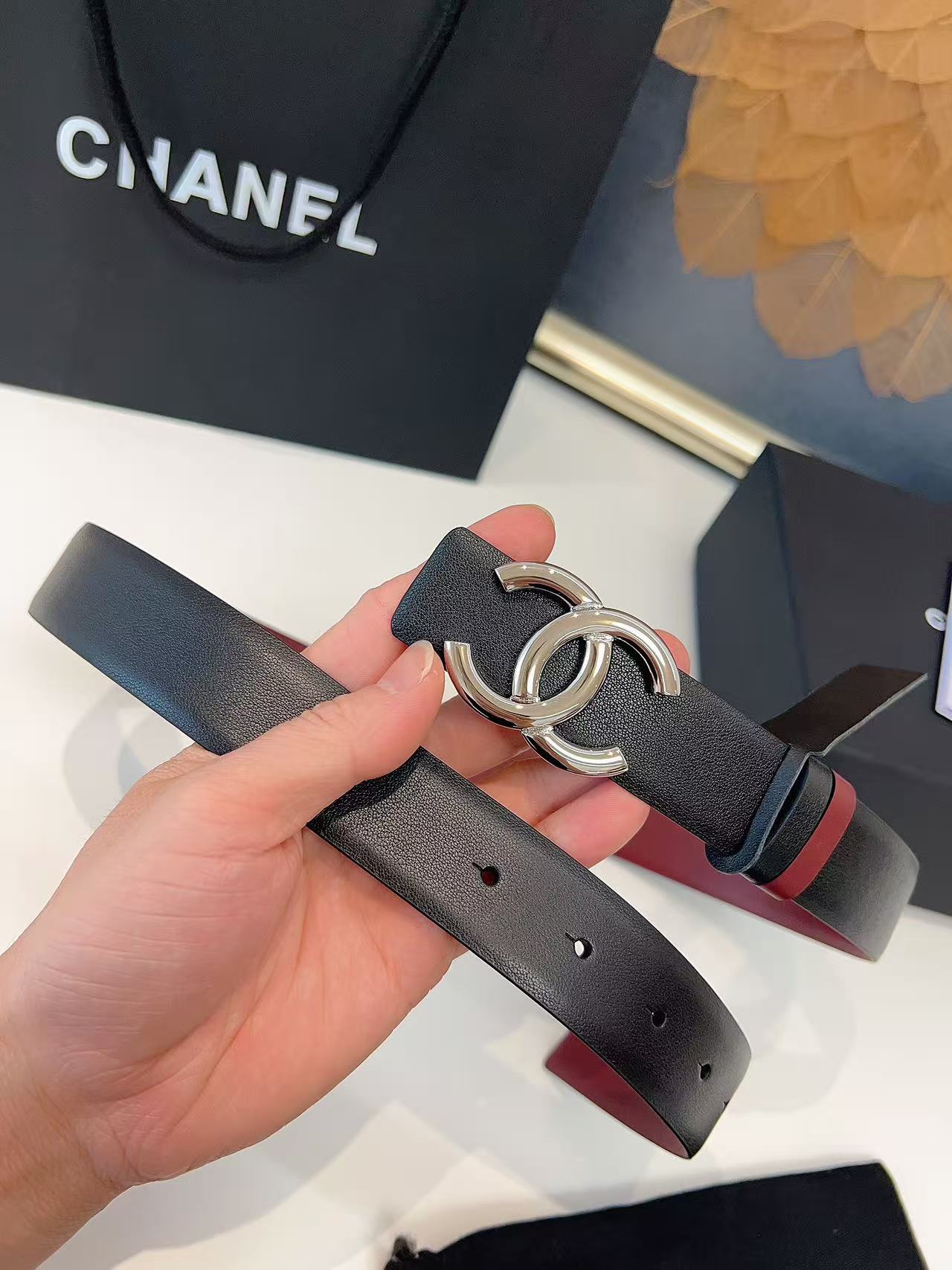 香奈儿Chanel 双面用女士腰带这款采用头层牛皮制作，现代的新女性标志，黄铜金属，时尚休闲易搭配各类服