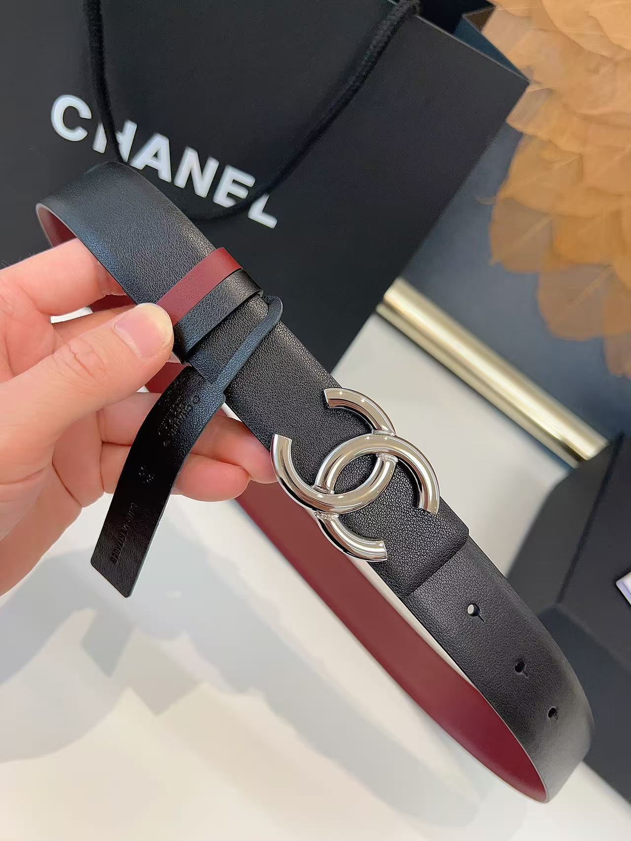 NO:882605,Original Chanel Chanel reversible women's belt. Made of top-grain cowhide, modern new feminine logo, brass metal, fashionable and casual, easy to match with all kinds of clothing. Belt width 3.0cm, belt, chanel, chanel, cowhide19860909原单 香奈儿Chanel 双面用女士腰带 这款采用头层牛皮制作,现代的新女性标志,黄铜金属,时尚休闲易搭配各类服饰. 腰带宽度3.0cm,皮带,chanel,chanel,cowhide,Belt