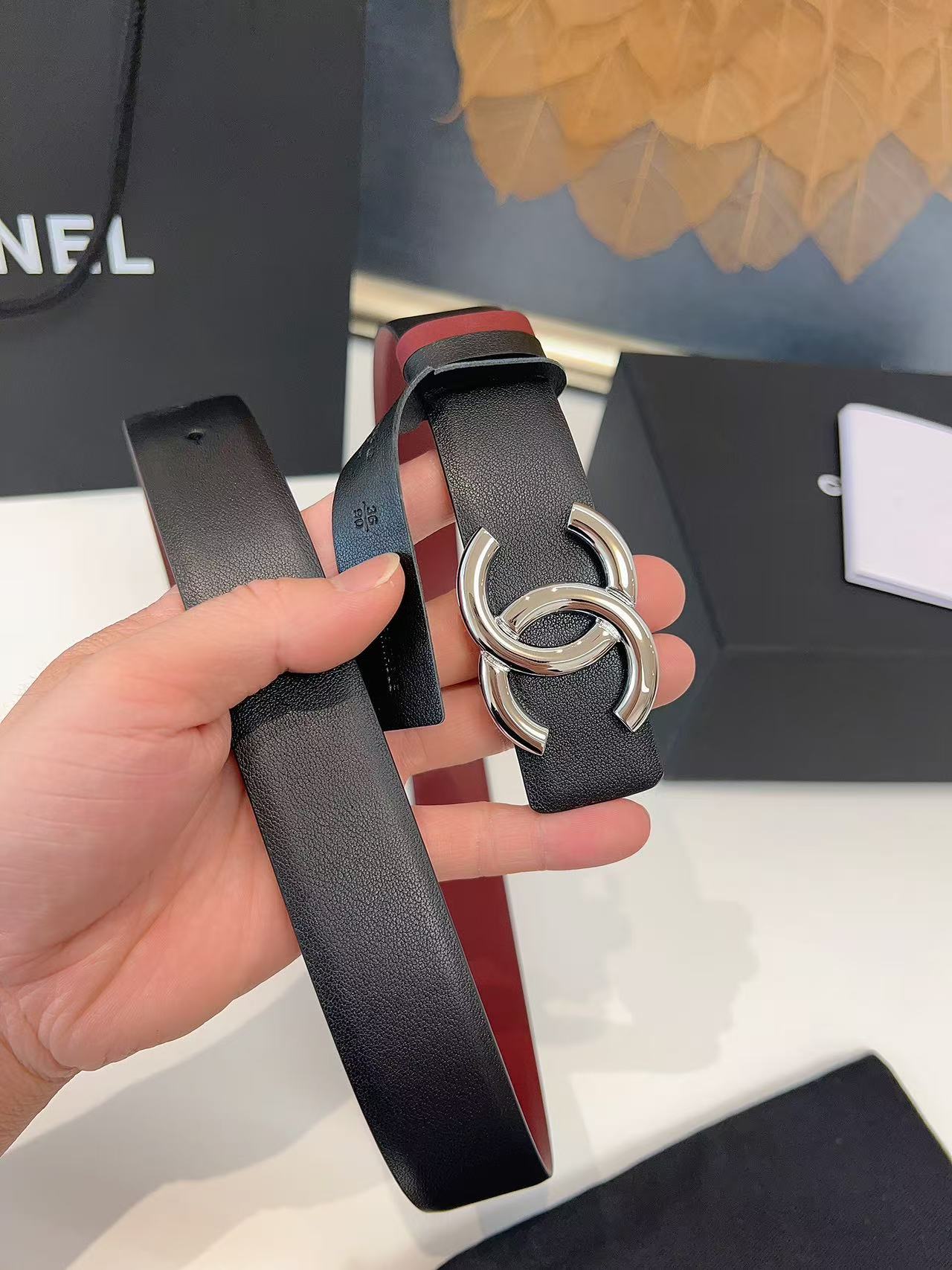 香奈儿Chanel 双面用女士腰带这款采用头层牛皮制作，现代的新女性标志，黄铜金属，时尚休闲易搭配各类服
