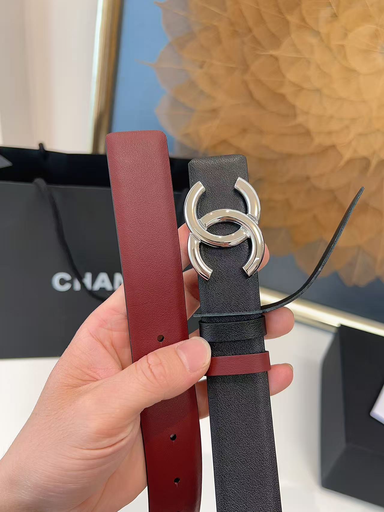 香奈儿Chanel 双面用女士腰带这款采用头层牛皮制作，现代的新女性标志，黄铜金属，时尚休闲易搭配各类服