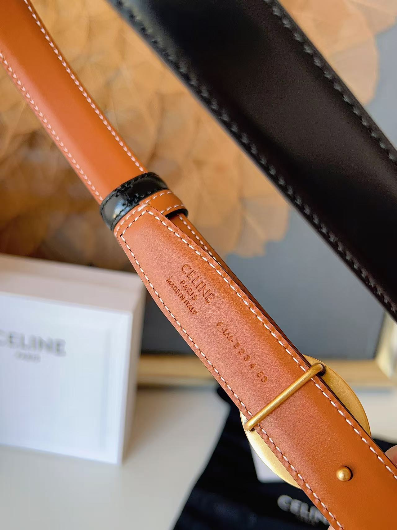 Celine 赛琳 2.5cm 凯旋门新款 双面进口头层小牛皮，质感细腻，丝滑，高端品质，做工精细，双面