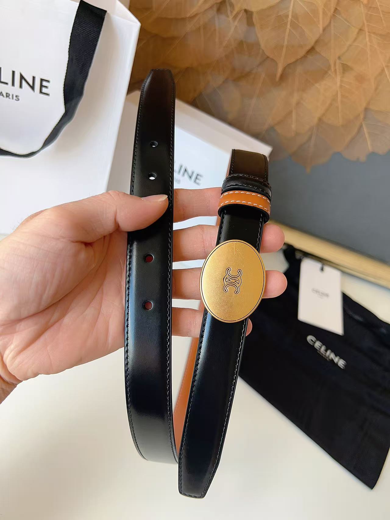 Celine 宽度：𝟮 𝟱𝗰𝗺 赛琳 CELINE « 配全套 原包装 » 𝟐𝟔最新款 双面可用 进口 小牛皮+精品纯铜扣 所有材料完全跟 一样 · 面料、走线、油边尽是细致体现 · 无漏洞细节构成 · 随便进出