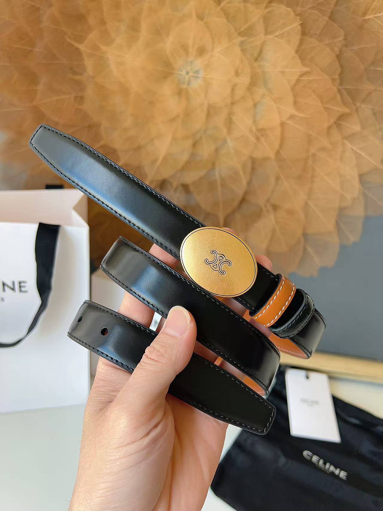 Celine 宽度：𝟮 𝟱𝗰𝗺 赛琳 CELINE « 配全套 原包装 » 𝟐𝟔最新款 双面可用 进口 小牛皮+精品纯铜扣 所有材料完全跟 一样 · 面料、走线、油边尽是细致体现 · 无漏洞细节构成 · 随便进出