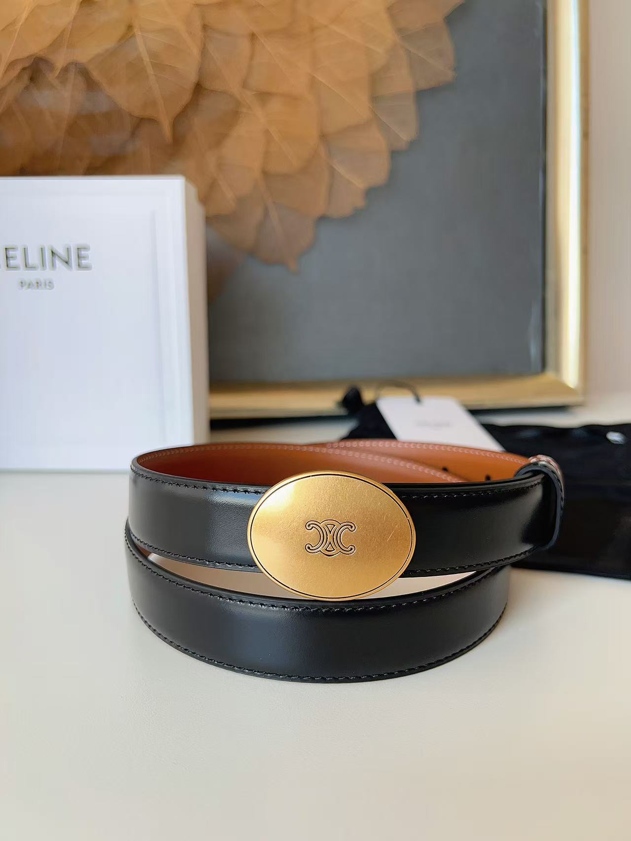 Celine 宽度：𝟮 𝟱𝗰𝗺 赛琳 CELINE « 配全套 原包装 » 𝟐𝟔最新款 双面可用 进口 小牛皮+精品纯铜扣 所有材料完全跟 一样 · 面料、走线、油边尽是细致体现 · 无漏洞细节构成 · 随便进出