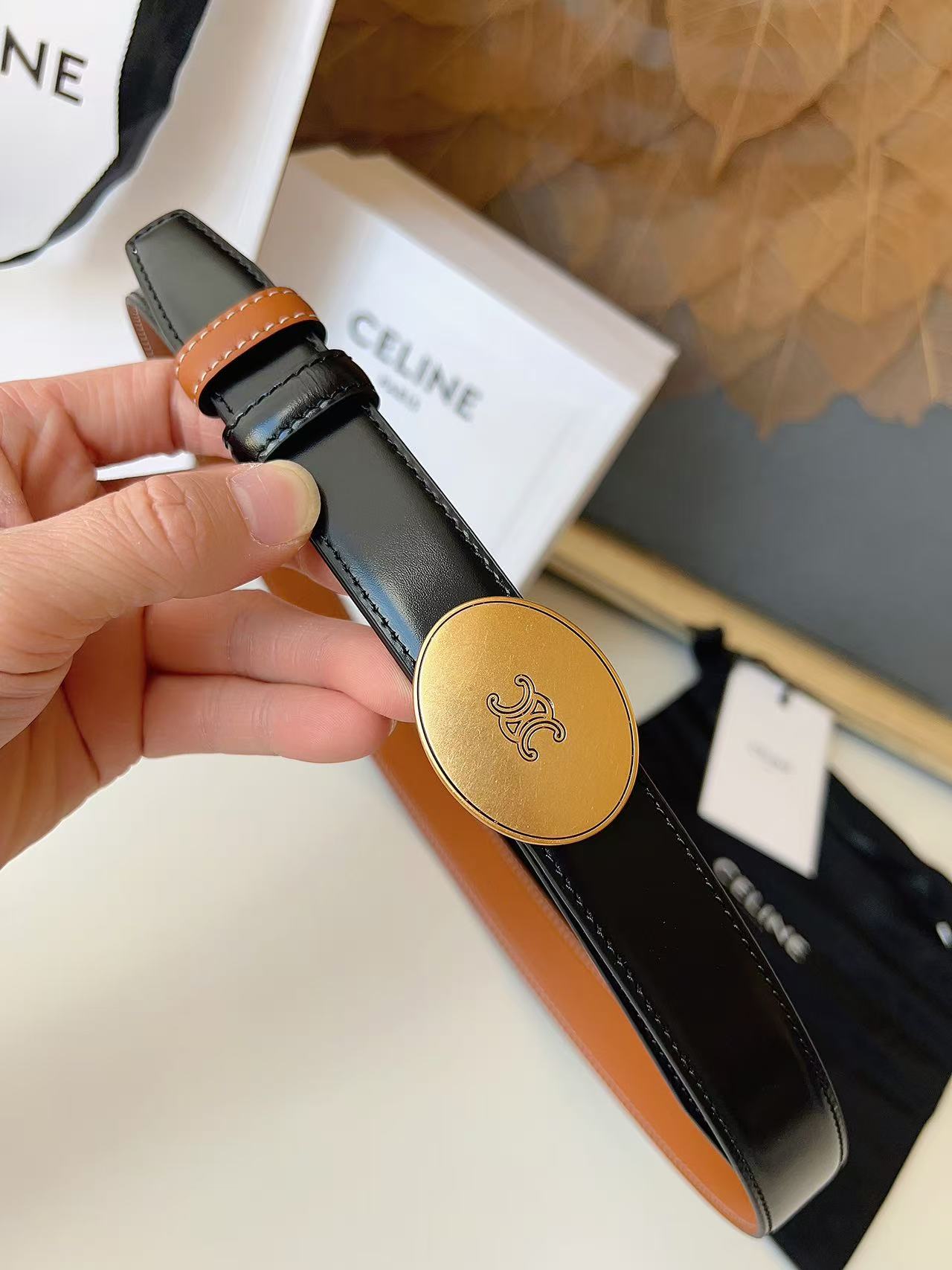Celine 宽度：𝟮 𝟱𝗰𝗺 赛琳 CELINE « 配全套 原包装 » 𝟐𝟔最新款 双面可用 进口 小牛皮+精品纯铜扣 所有材料完全跟 一样 · 面料、走线、油边尽是细致体现 · 无漏洞细节构成 · 随便进出