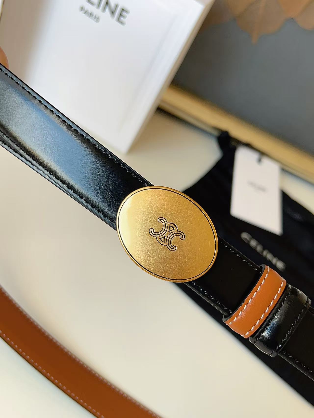 Celine 宽度：𝟮 𝟱𝗰𝗺 赛琳 CELINE « 配全套 原包装 » 𝟐𝟔最新款 双面可用 进口 小牛皮+精品纯铜扣 所有材料完全跟 一样 · 面料、走线、油边尽是细致体现 · 无漏洞细节构成 · 随便进出