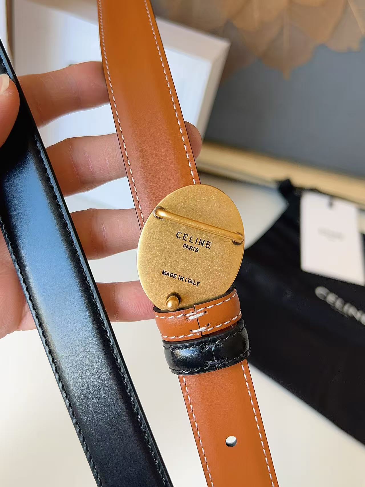 Celine 宽度：𝟮 𝟱𝗰𝗺 赛琳 CELINE « 配全套 原包装 » 𝟐𝟔最新款 双面可用 进口 小牛皮+精品纯铜扣 所有材料完全跟 一样 · 面料、走线、油边尽是细致体现 · 无漏洞细节构成 · 随便进出