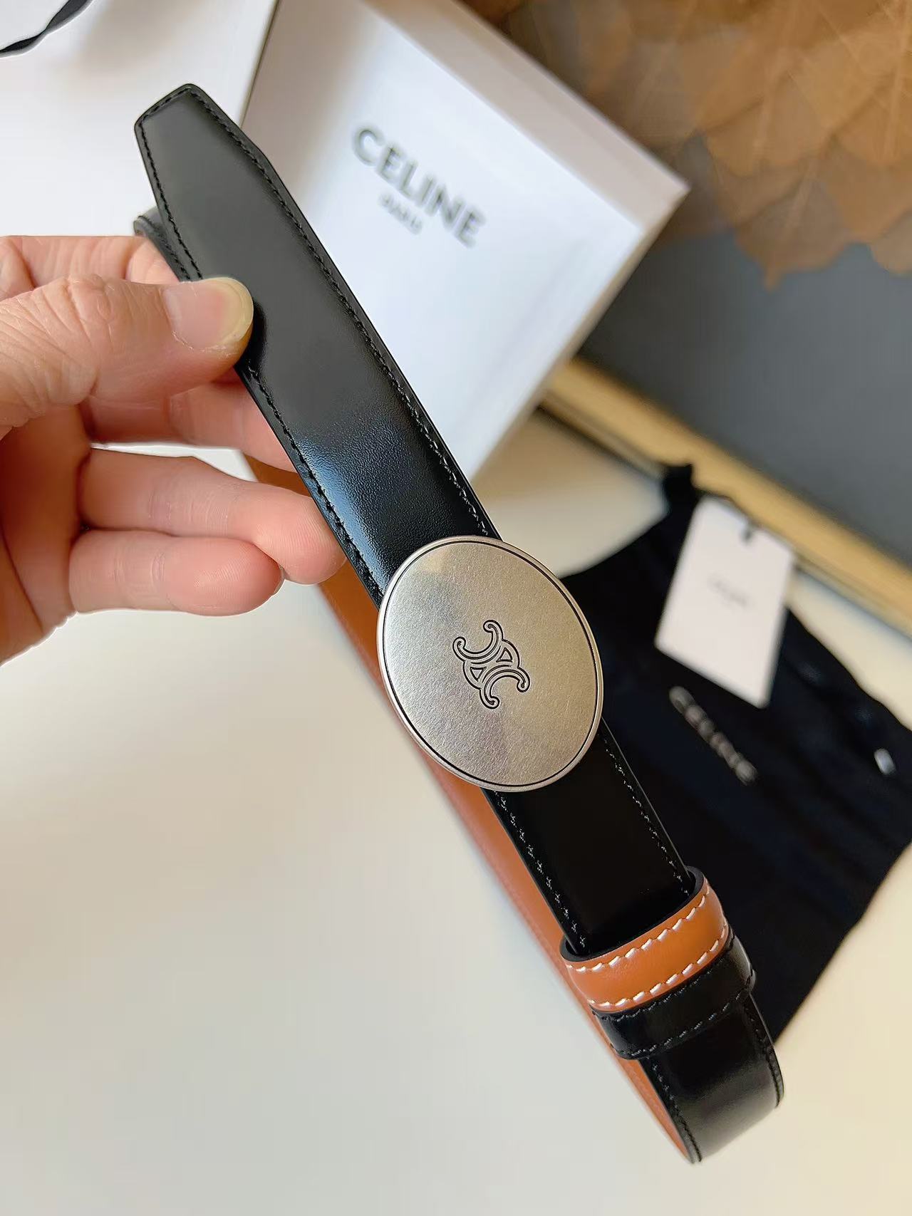 Celine 宽度：𝟮 𝟱𝗰𝗺 赛琳 CELINE « 配全套 原包装 » 𝟐𝟔最新款 双面可用 进口 小牛皮+精品纯铜扣 所有材料完全跟 一样 · 面料、走线、油边尽是细致体现 · 无漏洞细节构成 · 随便进出