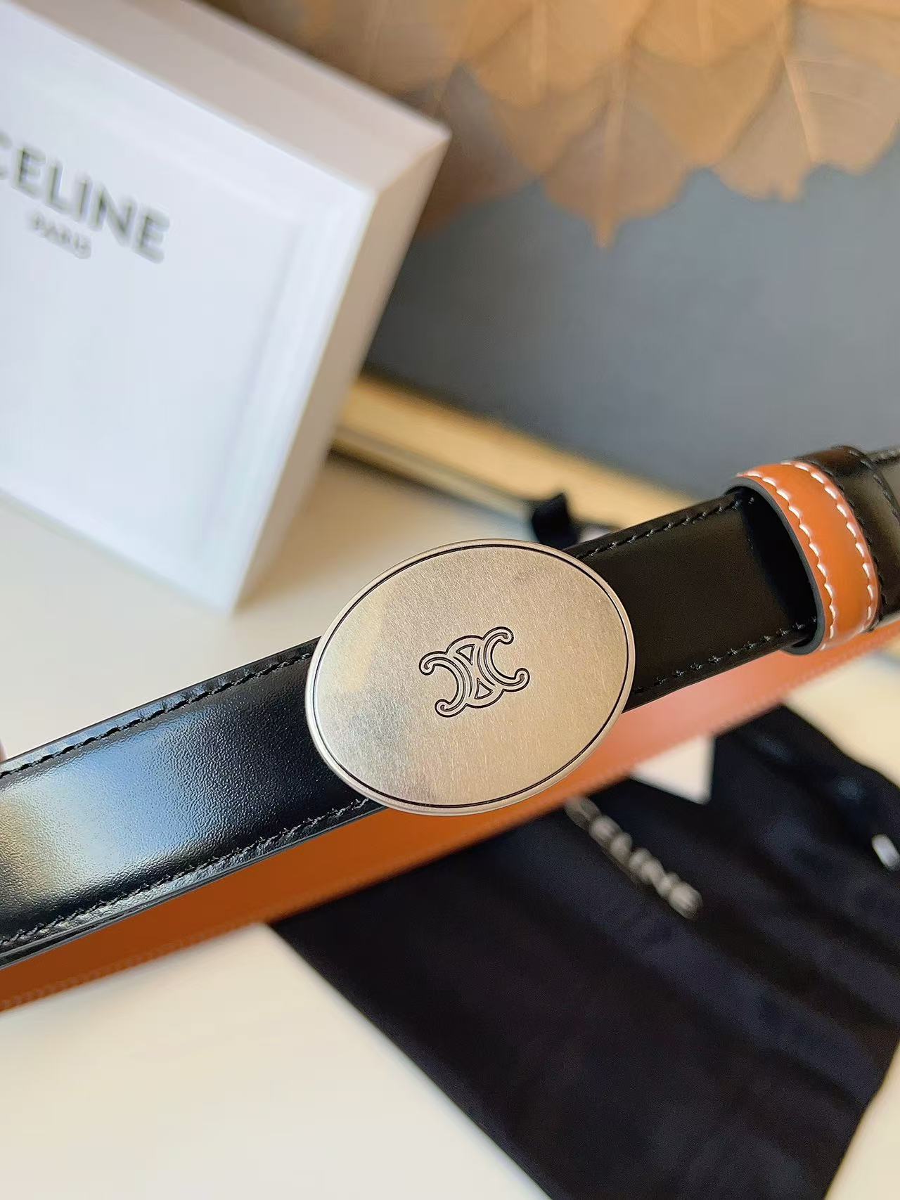 Celine 宽度：𝟮 𝟱𝗰𝗺 赛琳 CELINE « 配全套 原包装 » 𝟐𝟔最新款 双面可用 进口 小牛皮+精品纯铜扣 所有材料完全跟 一样 · 面料、走线、油边尽是细致体现 · 无漏洞细节构成 · 随便进出