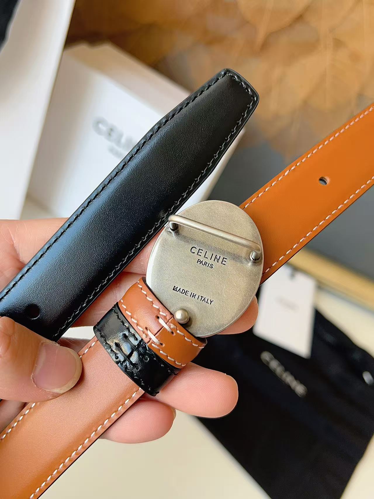 Celine 宽度：𝟮 𝟱𝗰𝗺 赛琳 CELINE « 配全套 原包装 » 𝟐𝟔最新款 双面可用 进口 小牛皮+精品纯铜扣 所有材料完全跟 一样 · 面料、走线、油边尽是细致体现 · 无漏洞细节构成 · 随便进出
