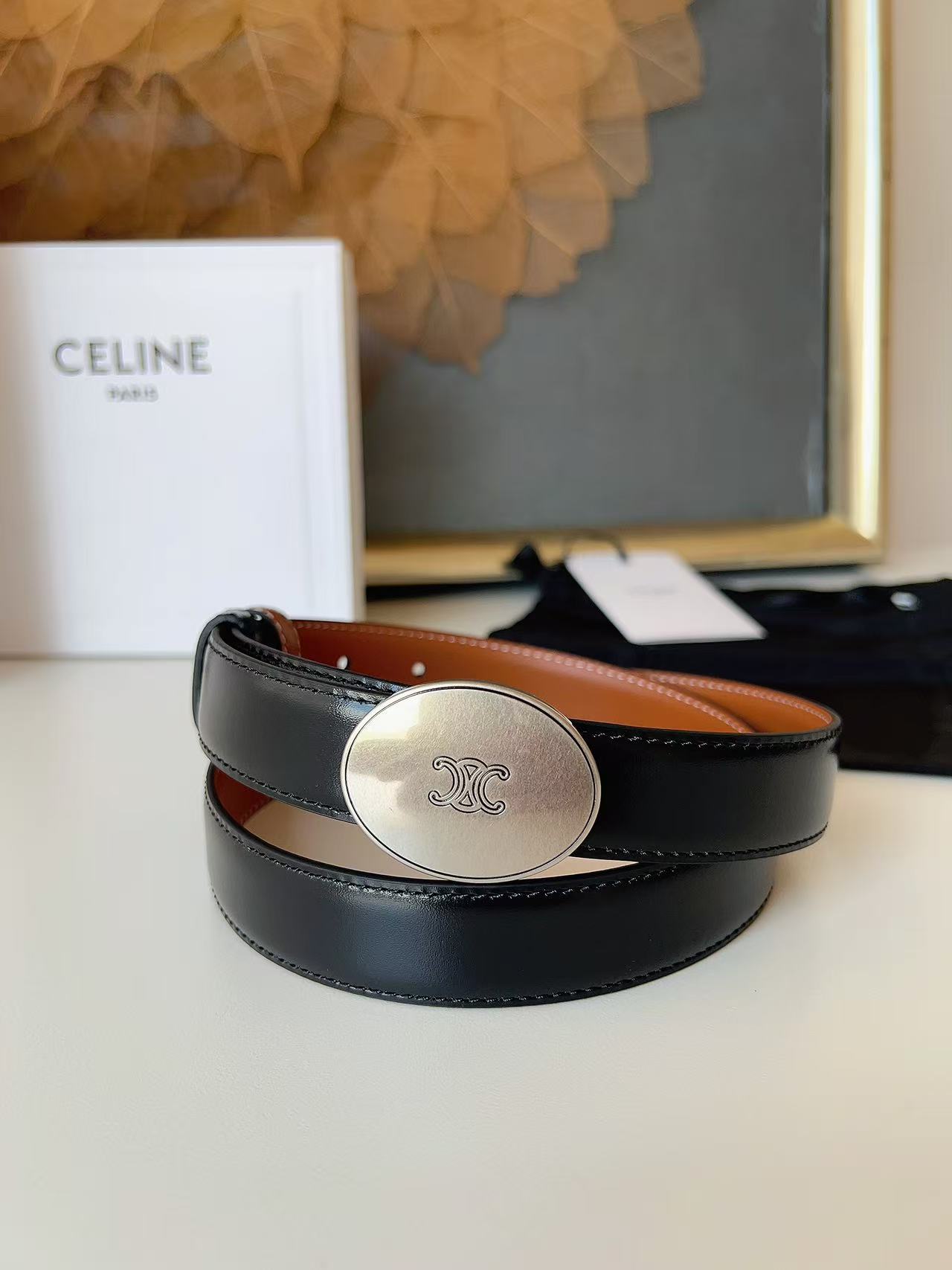Celine 宽度：𝟮 𝟱𝗰𝗺 赛琳 CELINE « 配全套 原包装 » 𝟐𝟔最新款 双面可用 进口 小牛皮+精品纯铜扣 所有材料完全跟 一样 · 面料、走线、油边尽是细致体现 · 无漏洞细节构成 · 随便进出