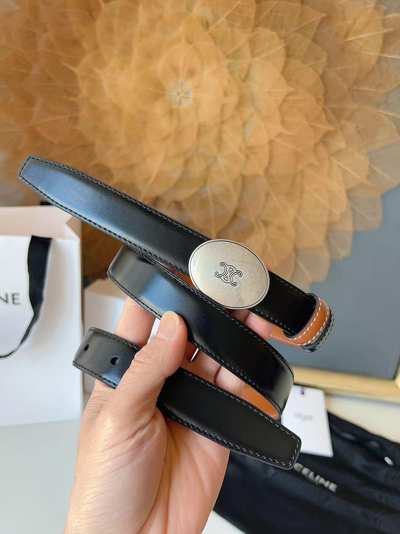 Celine 宽度：𝟮 𝟱𝗰𝗺 赛琳 CELINE « 配全套 原包装 » 𝟐𝟔最新款 双面可用 进口 小牛皮+精品纯铜扣 所有材料完全跟 一样 · 面料、走线、油边尽是细致体现 · 无漏洞细节构成 · 随便进出