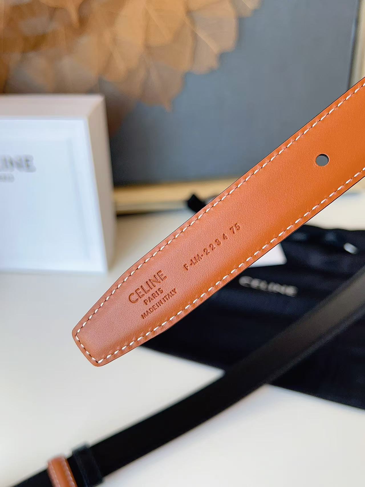 Celine 赛琳 2.5cm 凯旋门新款 双面进口头层小牛皮，质感细腻，丝滑，高端品质，做工精细，双面
