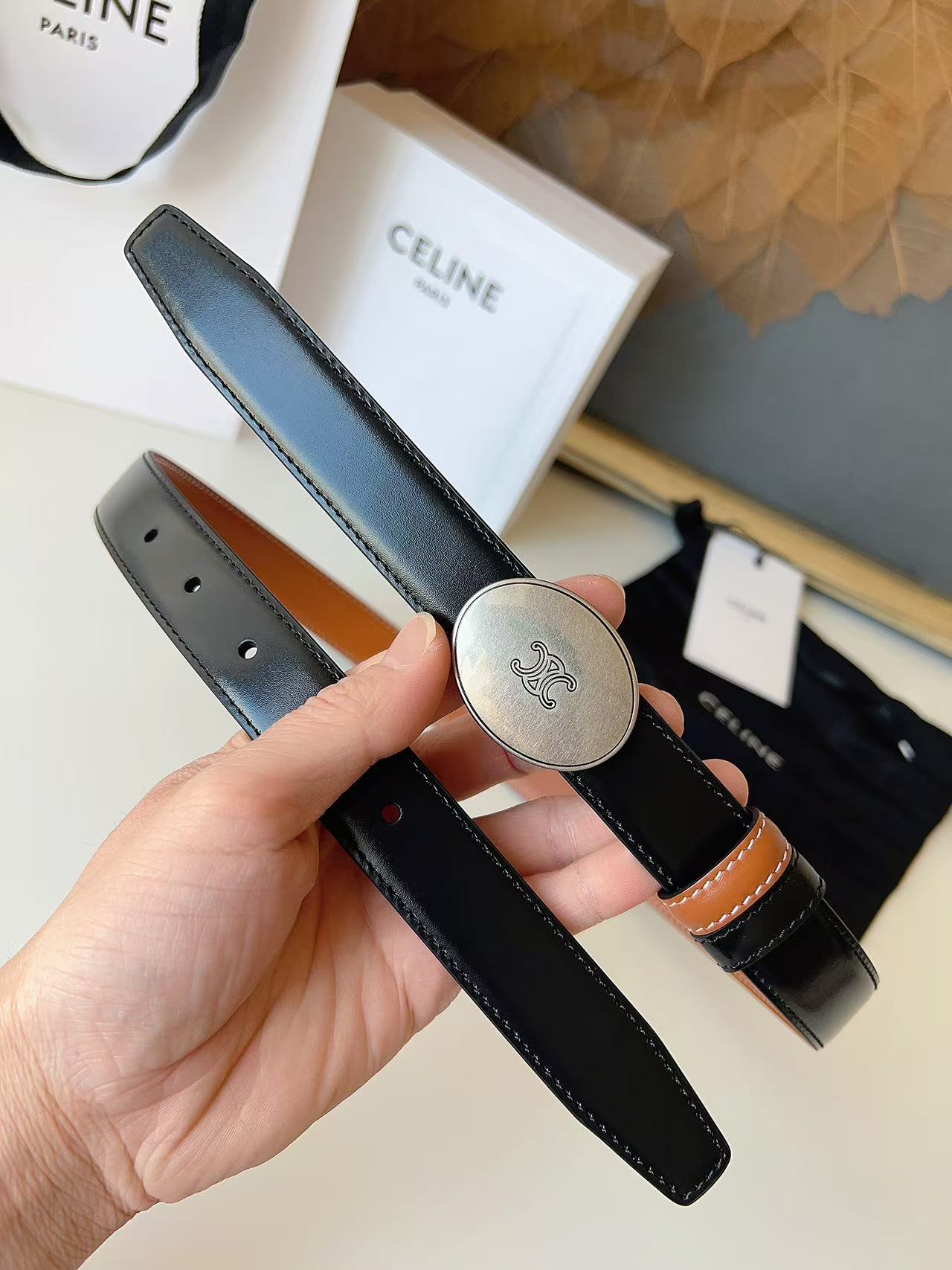 Celine 宽度：𝟮 𝟱𝗰𝗺 赛琳 CELINE « 配全套 原包装 » 𝟐𝟔最新款 双面可用 进口 小牛皮+精品纯铜扣 所有材料完全跟 一样 · 面料、走线、油边尽是细致体现 · 无漏洞细节构成 · 随便进出