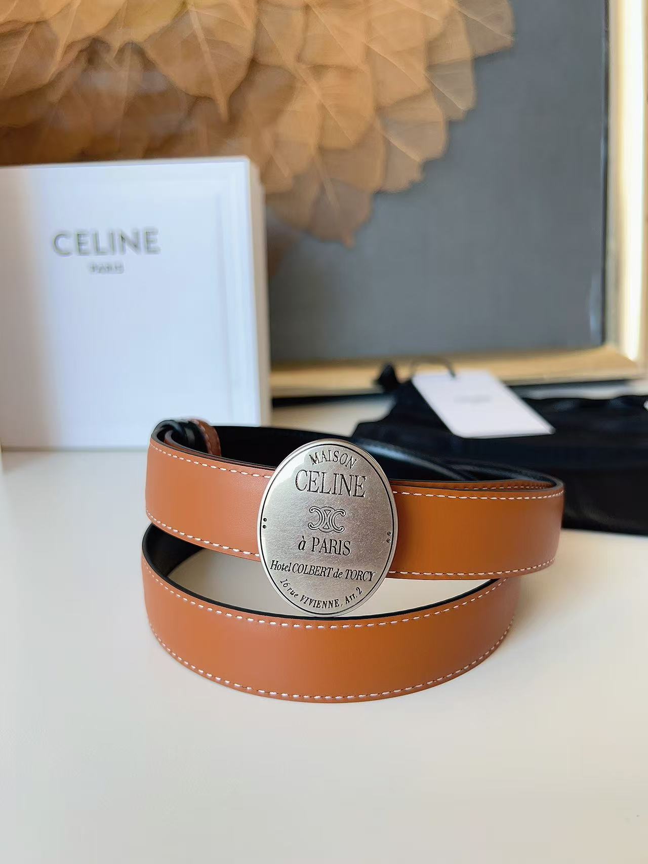 Celine 宽度：𝟮 𝟱𝗰𝗺 赛琳 CELINE « 配全套 原包装 » 𝟐𝟔最新款 双面可用 进口 小牛皮+精品纯铜扣 所有材料完全跟 一样 · 面料、走线、油边尽是细致体现 · 无漏洞细节构成 · 随便进出