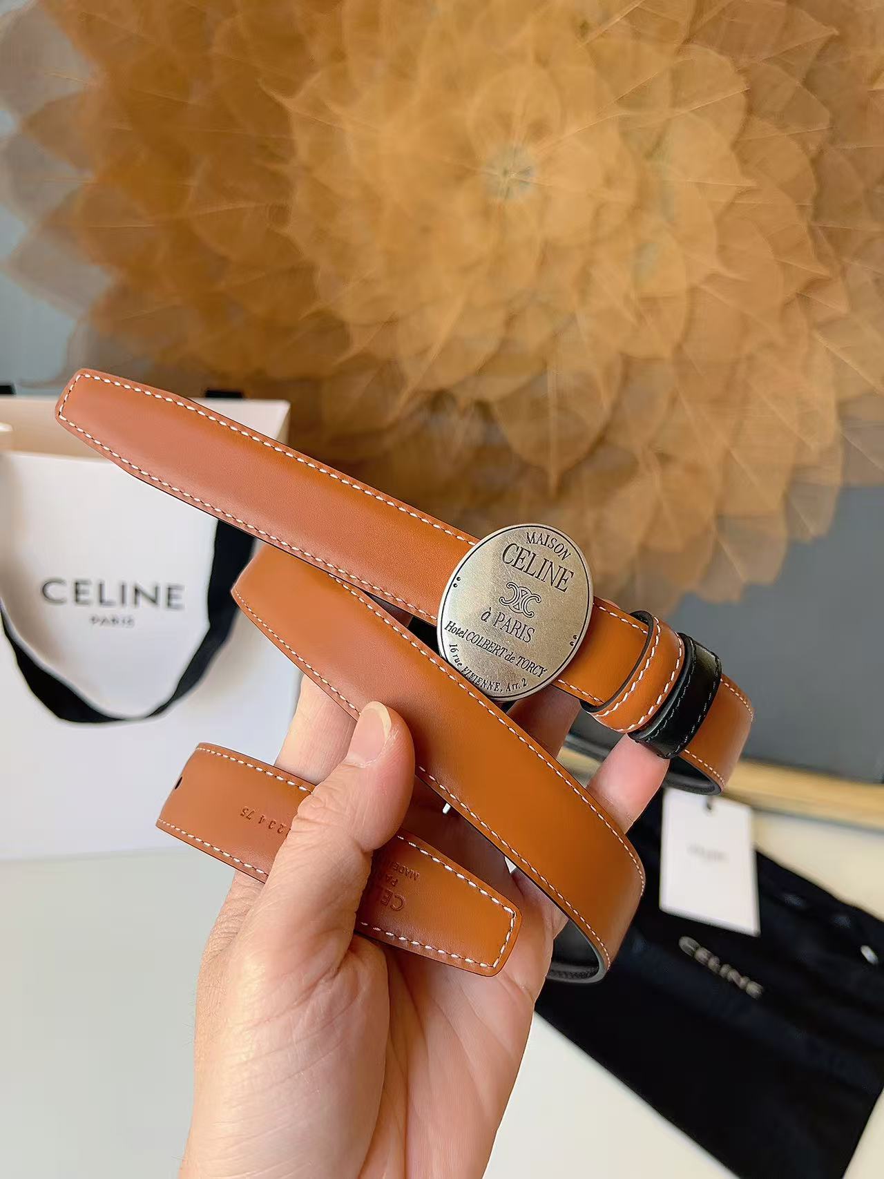 Celine 宽度：𝟮 𝟱𝗰𝗺 赛琳 CELINE « 配全套 原包装 » 𝟐𝟔最新款 双面可用 进口 小牛皮+精品纯铜扣 所有材料完全跟 一样 · 面料、走线、油边尽是细致体现 · 无漏洞细节构成 · 随便进出