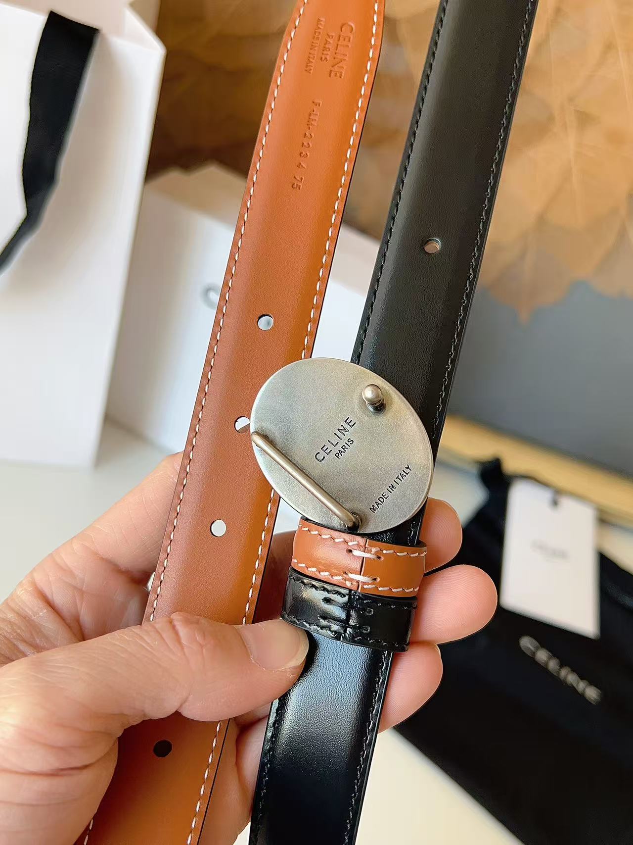 Celine 宽度：𝟮 𝟱𝗰𝗺 赛琳 CELINE « 配全套 原包装 » 𝟐𝟔最新款 双面可用 进口 小牛皮+精品纯铜扣 所有材料完全跟 一样 · 面料、走线、油边尽是细致体现 · 无漏洞细节构成 · 随便进出
