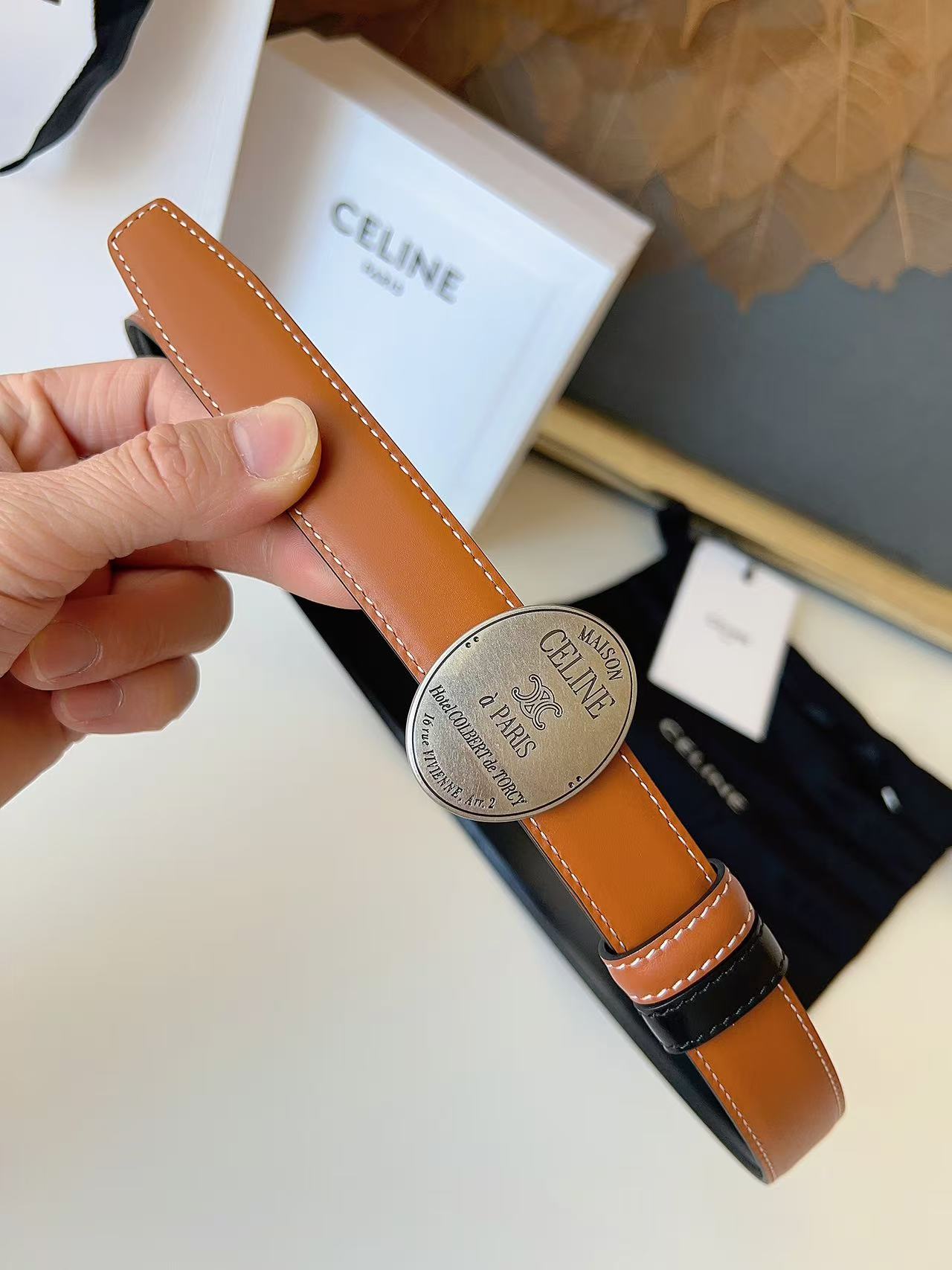 Celine 宽度：𝟮 𝟱𝗰𝗺 赛琳 CELINE « 配全套 原包装 » 𝟐𝟔最新款 双面可用 进口 小牛皮+精品纯铜扣 所有材料完全跟 一样 · 面料、走线、油边尽是细致体现 · 无漏洞细节构成 · 随便进出
