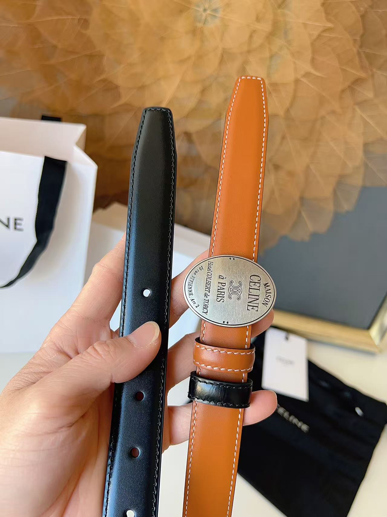 Celine 宽度：𝟮 𝟱𝗰𝗺 赛琳 CELINE « 配全套 原包装 » 𝟐𝟔最新款 双面可用 进口 小牛皮+精品纯铜扣 所有材料完全跟 一样 · 面料、走线、油边尽是细致体现 · 无漏洞细节构成 · 随便进出