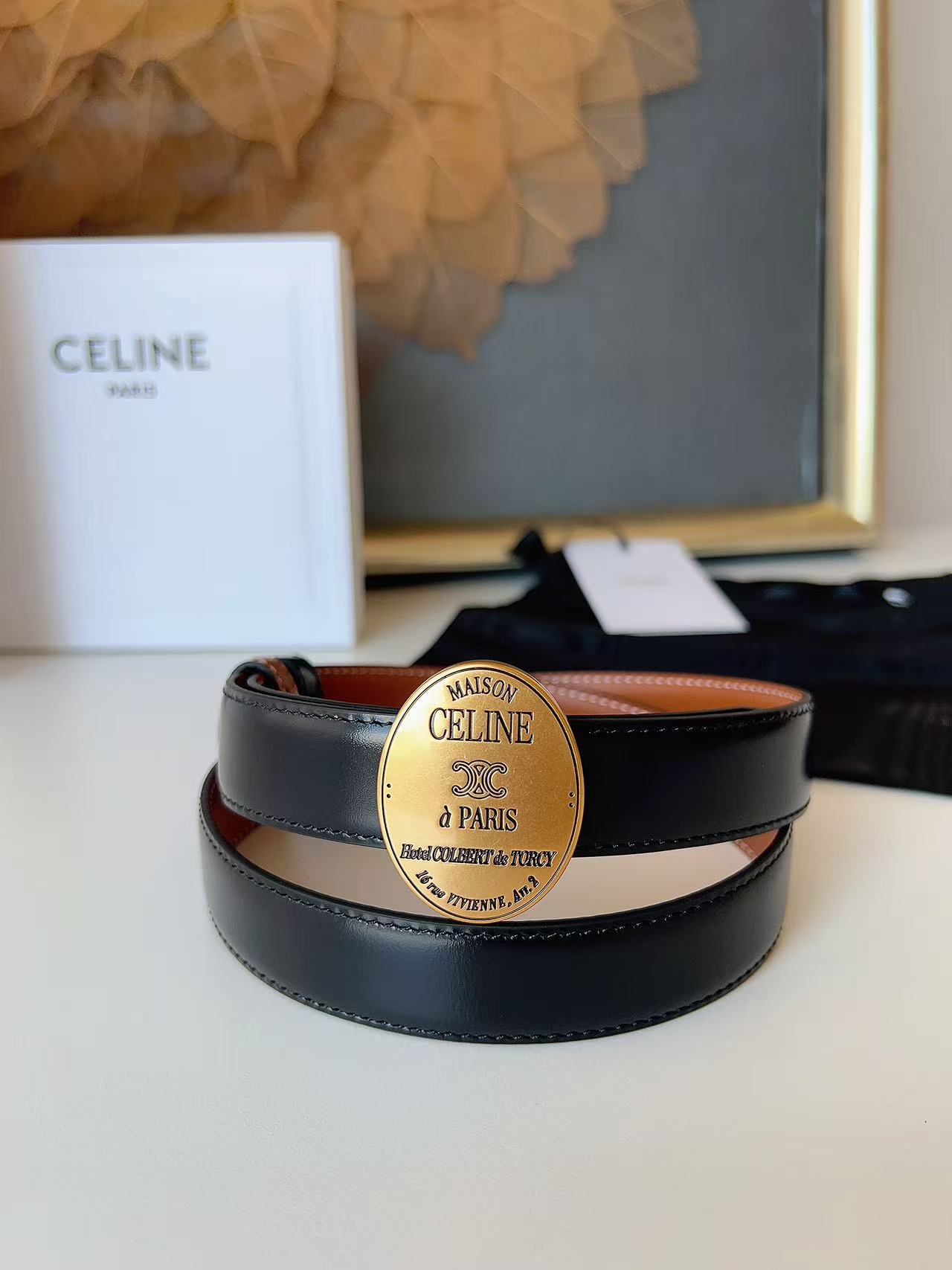 Celine 宽度：𝟮 𝟱𝗰𝗺 赛琳 CELINE « 配全套 原包装 » 𝟐𝟔最新款 双面可用 进口 小牛皮+精品纯铜扣 所有材料完全跟 一样 · 面料、走线、油边尽是细致体现 · 无漏洞细节构成 · 随便进出