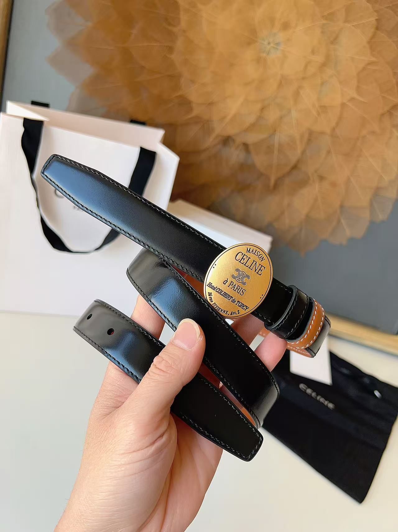 Celine 宽度：𝟮 𝟱𝗰𝗺 赛琳 CELINE « 配全套 原包装 » 𝟐𝟔最新款 双面可用 进口 小牛皮+精品纯铜扣 所有材料完全跟 一样 · 面料、走线、油边尽是细致体现 · 无漏洞细节构成 · 随便进出