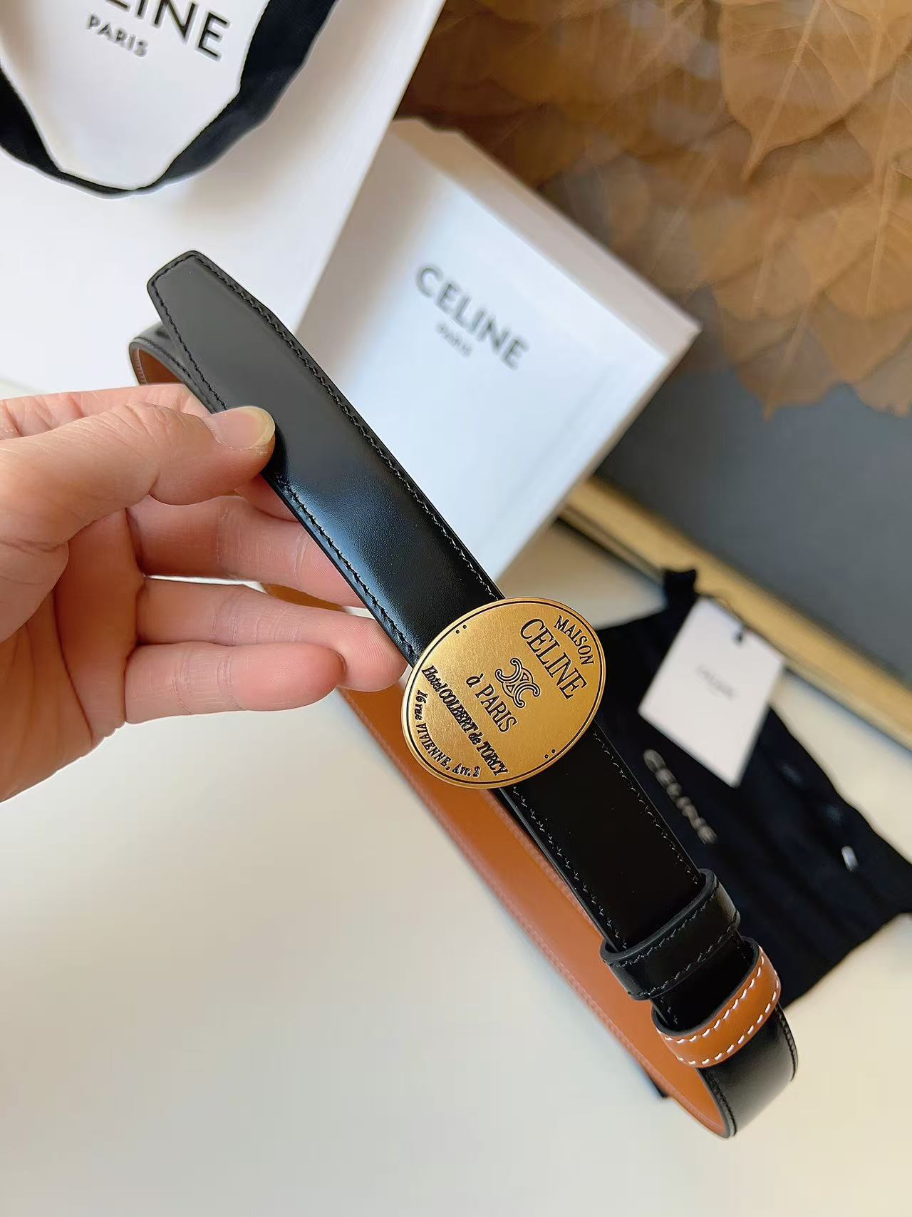Celine 宽度：𝟮 𝟱𝗰𝗺 赛琳 CELINE « 配全套 原包装 » 𝟐𝟔最新款 双面可用 进口 小牛皮+精品纯铜扣 所有材料完全跟 一样 · 面料、走线、油边尽是细致体现 · 无漏洞细节构成 · 随便进出