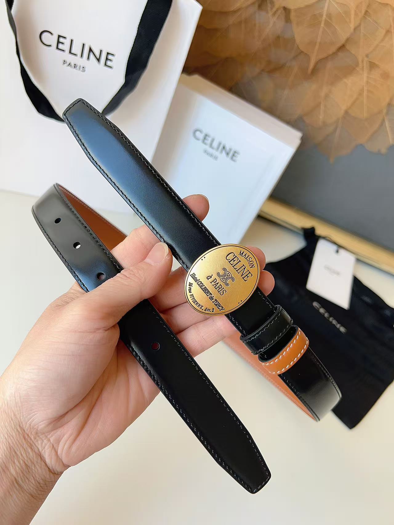Celine 宽度：𝟮 𝟱𝗰𝗺 赛琳 CELINE « 配全套 原包装 » 𝟐𝟔最新款 双面可用 进口 小牛皮+精品纯铜扣 所有材料完全跟 一样 · 面料、走线、油边尽是细致体现 · 无漏洞细节构成 · 随便进出