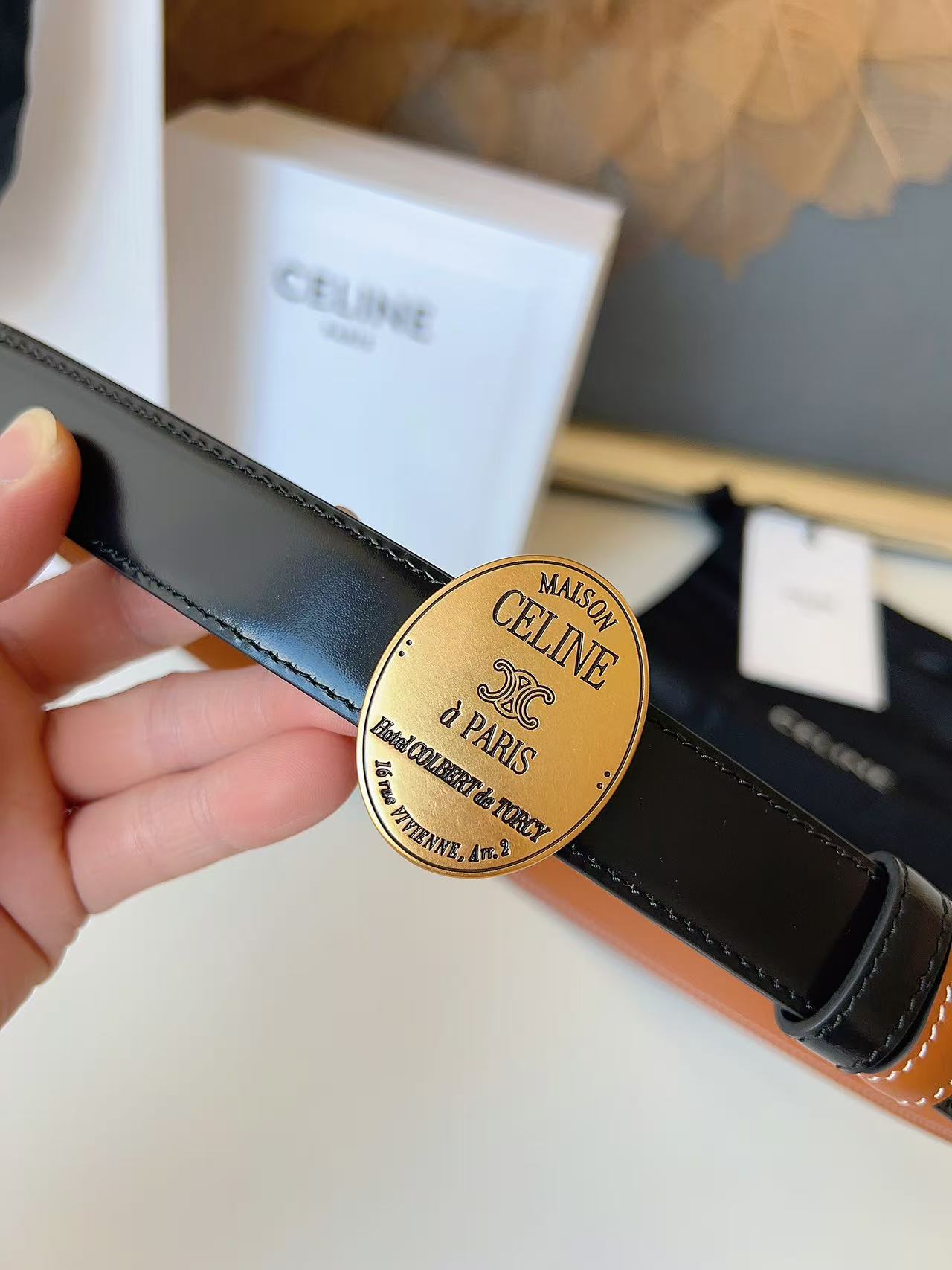 Celine 宽度：𝟮 𝟱𝗰𝗺 赛琳 CELINE « 配全套 原包装 » 𝟐𝟔最新款 双面可用 进口 小牛皮+精品纯铜扣 所有材料完全跟 一样 · 面料、走线、油边尽是细致体现 · 无漏洞细节构成 · 随便进出