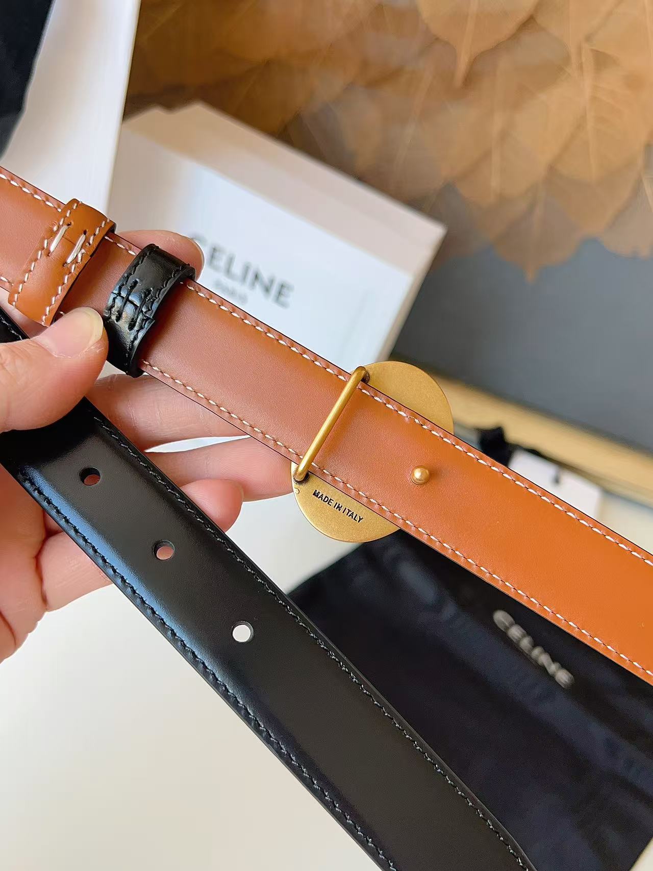Celine 宽度：𝟮 𝟱𝗰𝗺 赛琳 CELINE « 配全套 原包装 » 𝟐𝟔最新款 双面可用 进口 小牛皮+精品纯铜扣 所有材料完全跟 一样 · 面料、走线、油边尽是细致体现 · 无漏洞细节构成 · 随便进出