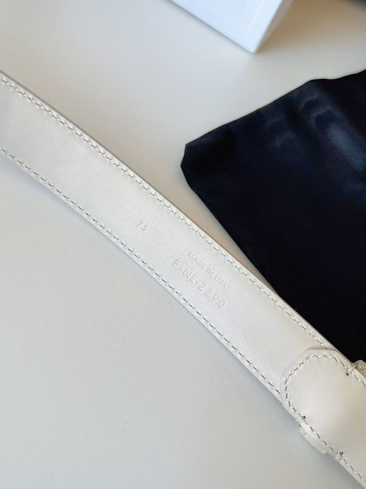 新款赛琳 céline 凯旋门椭圆扣腰带 2.5cm精品 顶级进口牛皮制作。手感细腻，上身效果超级好看。