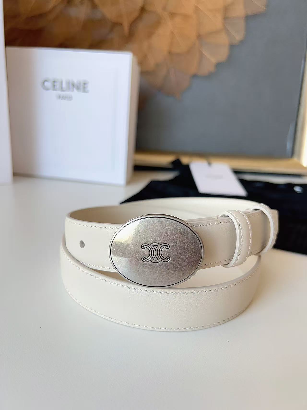 Celine 宽度：𝟮 𝟱𝗰𝗺 赛琳 CELINE « 配全套 原包装 » 𝟐𝟔最新款 进口 小牛皮+精品纯铜扣 所有材料完全跟 一样 · 面料、走线、油边尽是细致体现 · 无漏洞细节构成 · 随便进出