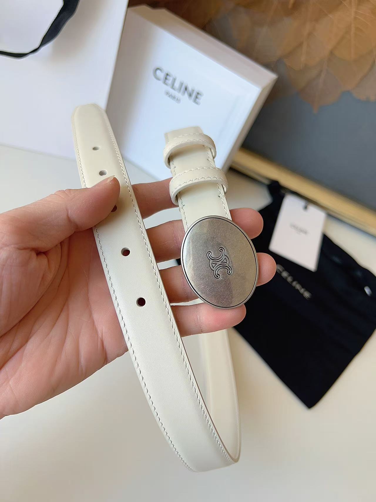 Celine 宽度：𝟮 𝟱𝗰𝗺 赛琳 CELINE « 配全套 原包装 » 𝟐𝟔最新款 进口 小牛皮+精品纯铜扣 所有材料完全跟 一样 · 面料、走线、油边尽是细致体现 · 无漏洞细节构成 · 随便进出