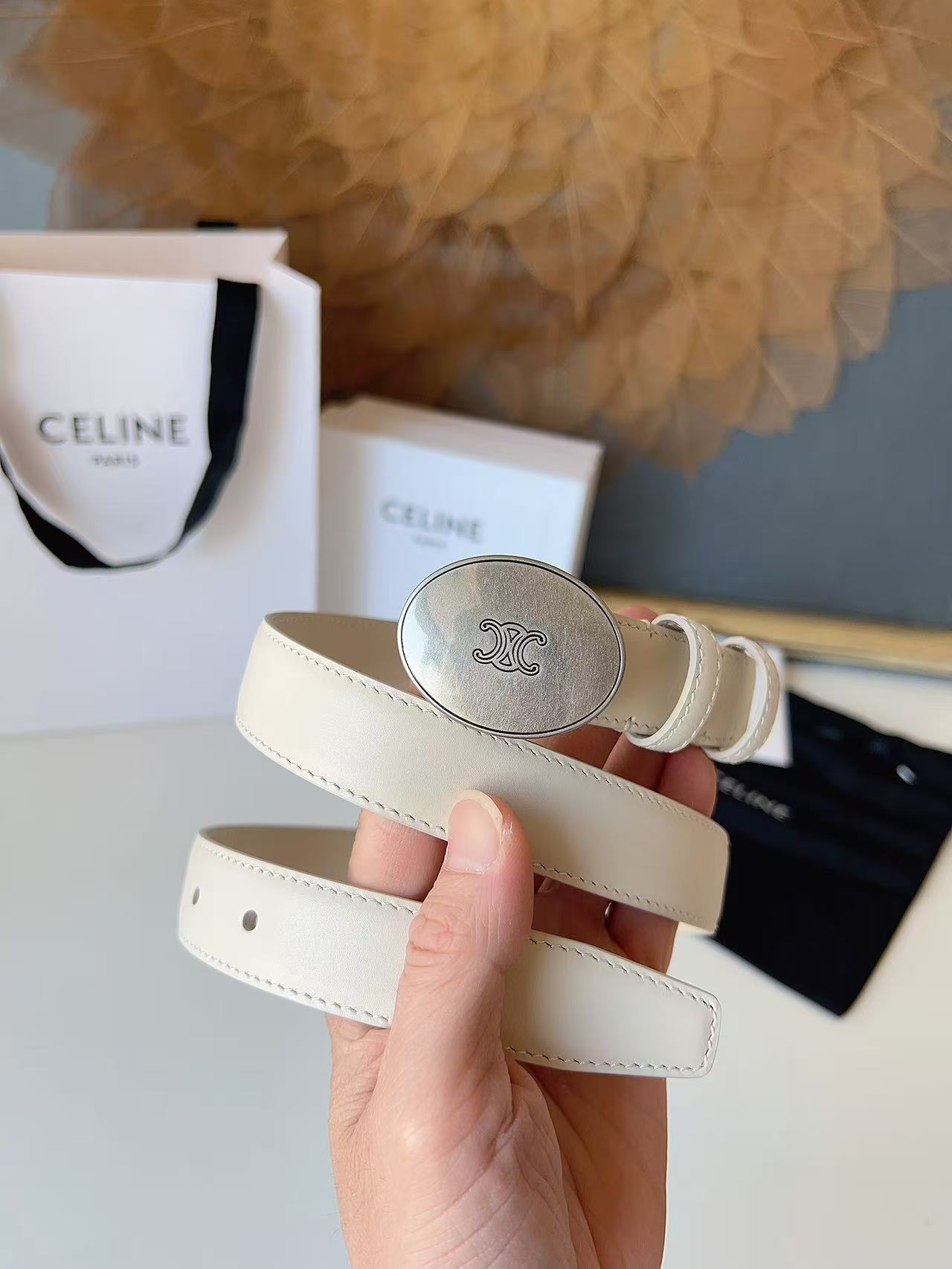 Celine 宽度：𝟮 𝟱𝗰𝗺 赛琳 CELINE « 配全套 原包装 » 𝟐𝟔最新款 进口 小牛皮+精品纯铜扣 所有材料完全跟 一样 · 面料、走线、油边尽是细致体现 · 无漏洞细节构成 · 随便进出