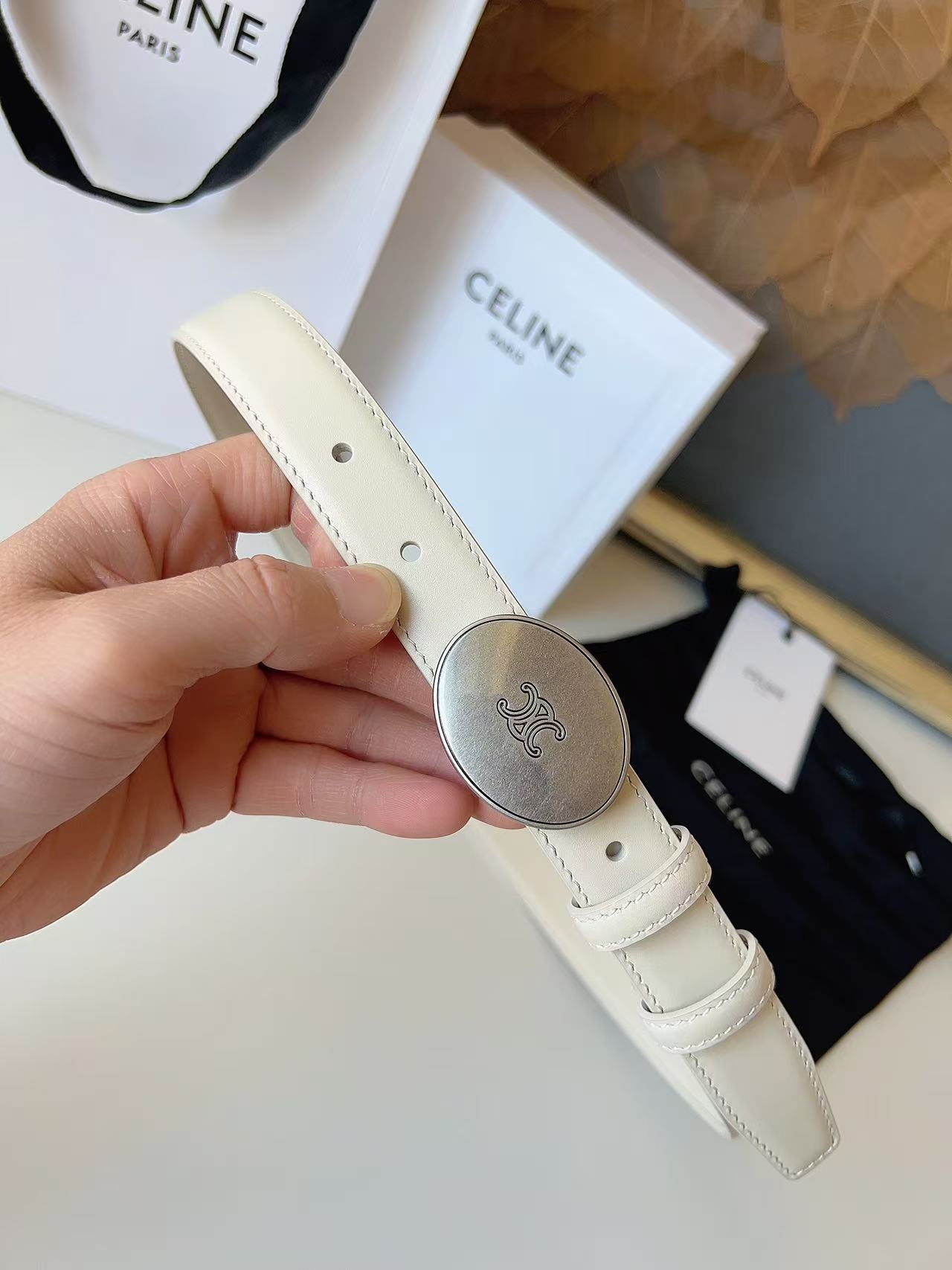 Celine 宽度：𝟮 𝟱𝗰𝗺 赛琳 CELINE « 配全套 原包装 » 𝟐𝟔最新款 进口 小牛皮+精品纯铜扣 所有材料完全跟 一样 · 面料、走线、油边尽是细致体现 · 无漏洞细节构成 · 随便进出