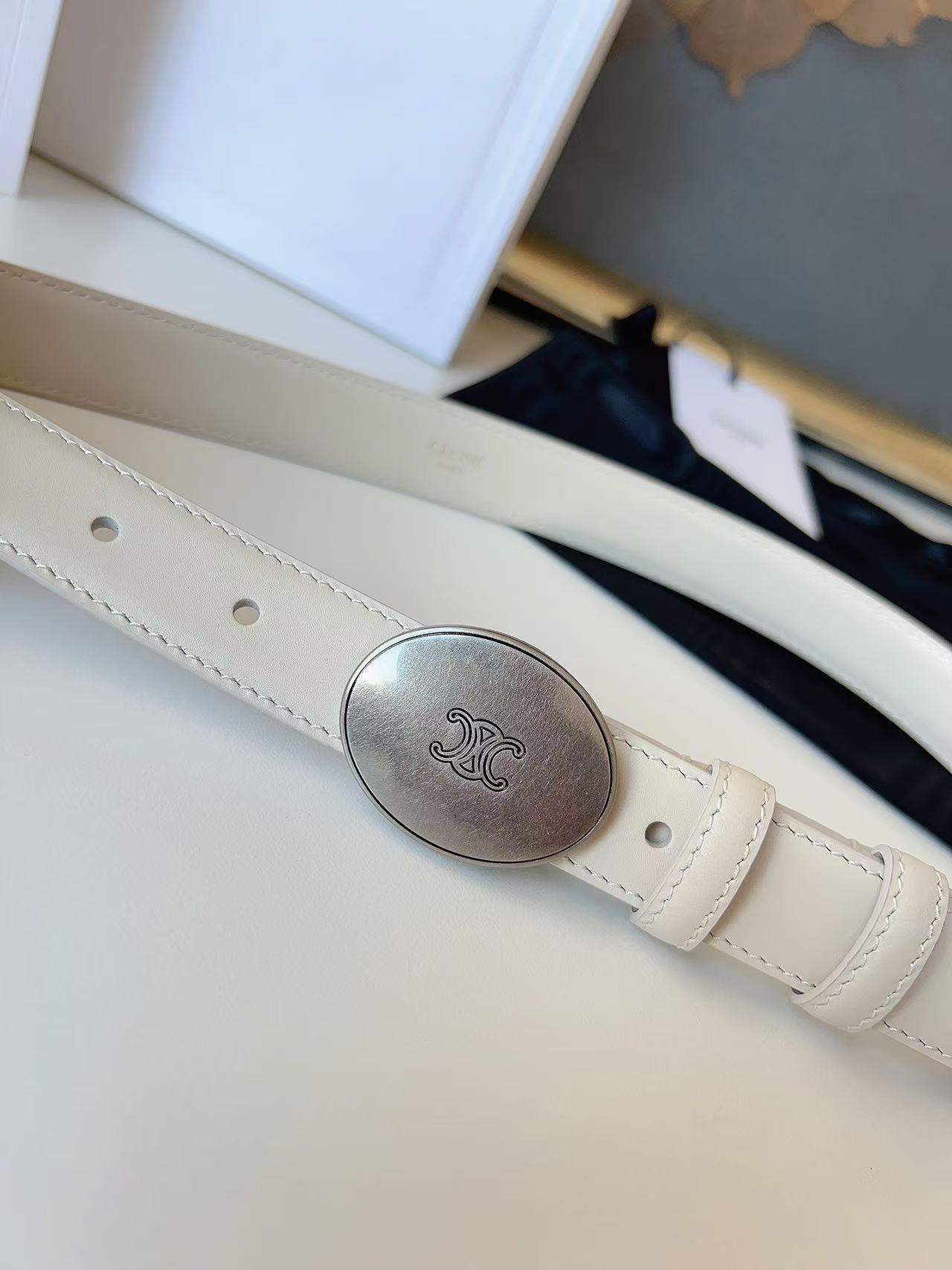 Celine 宽度：𝟮 𝟱𝗰𝗺 赛琳 CELINE « 配全套 原包装 » 𝟐𝟔最新款 进口 小牛皮+精品纯铜扣 所有材料完全跟 一样 · 面料、走线、油边尽是细致体现 · 无漏洞细节构成 · 随便进出