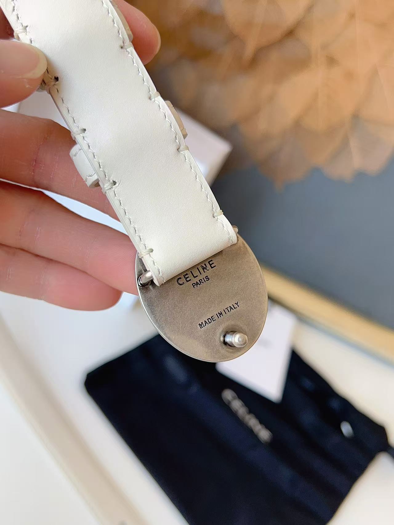 新款赛琳 céline 凯旋门椭圆扣腰带 2.5cm精品 顶级进口牛皮制作。手感细腻，上身效果超级好看。