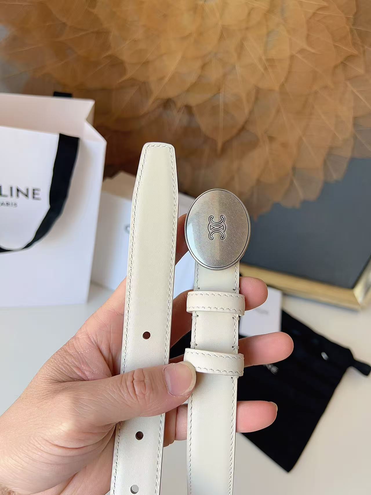 Celine 宽度：𝟮 𝟱𝗰𝗺 赛琳 CELINE « 配全套 原包装 » 𝟐𝟔最新款 进口 小牛皮+精品纯铜扣 所有材料完全跟 一样 · 面料、走线、油边尽是细致体现 · 无漏洞细节构成 · 随便进出