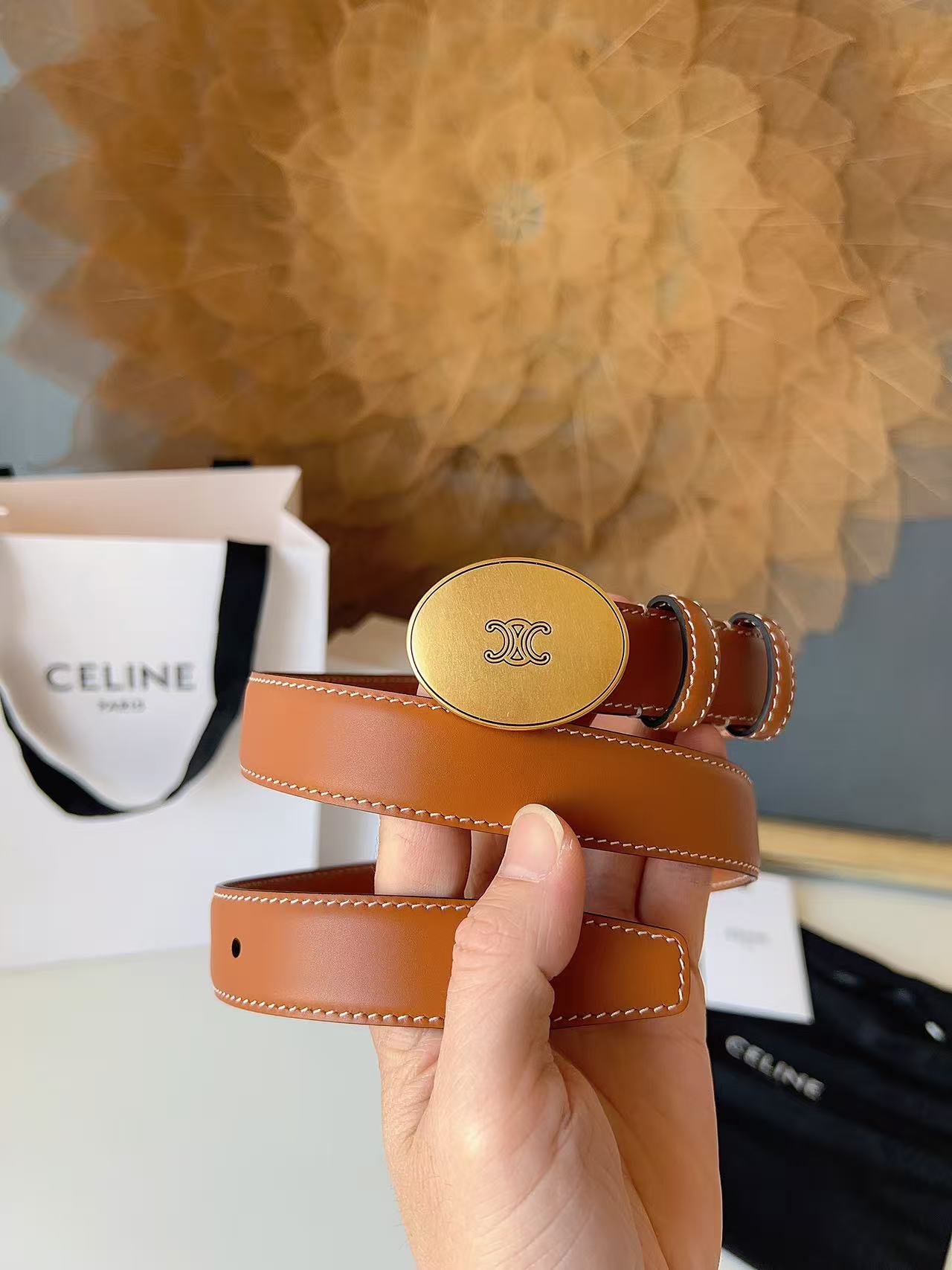 Celine 宽度：𝟮 𝟱𝗰𝗺 赛琳 CELINE « 配全套 原包装 » 𝟐𝟔最新款 进口 小牛皮+精品纯铜扣 所有材料完全跟 一样 · 面料、走线、油边尽是细致体现 · 无漏洞细节构成 · 随便进出
