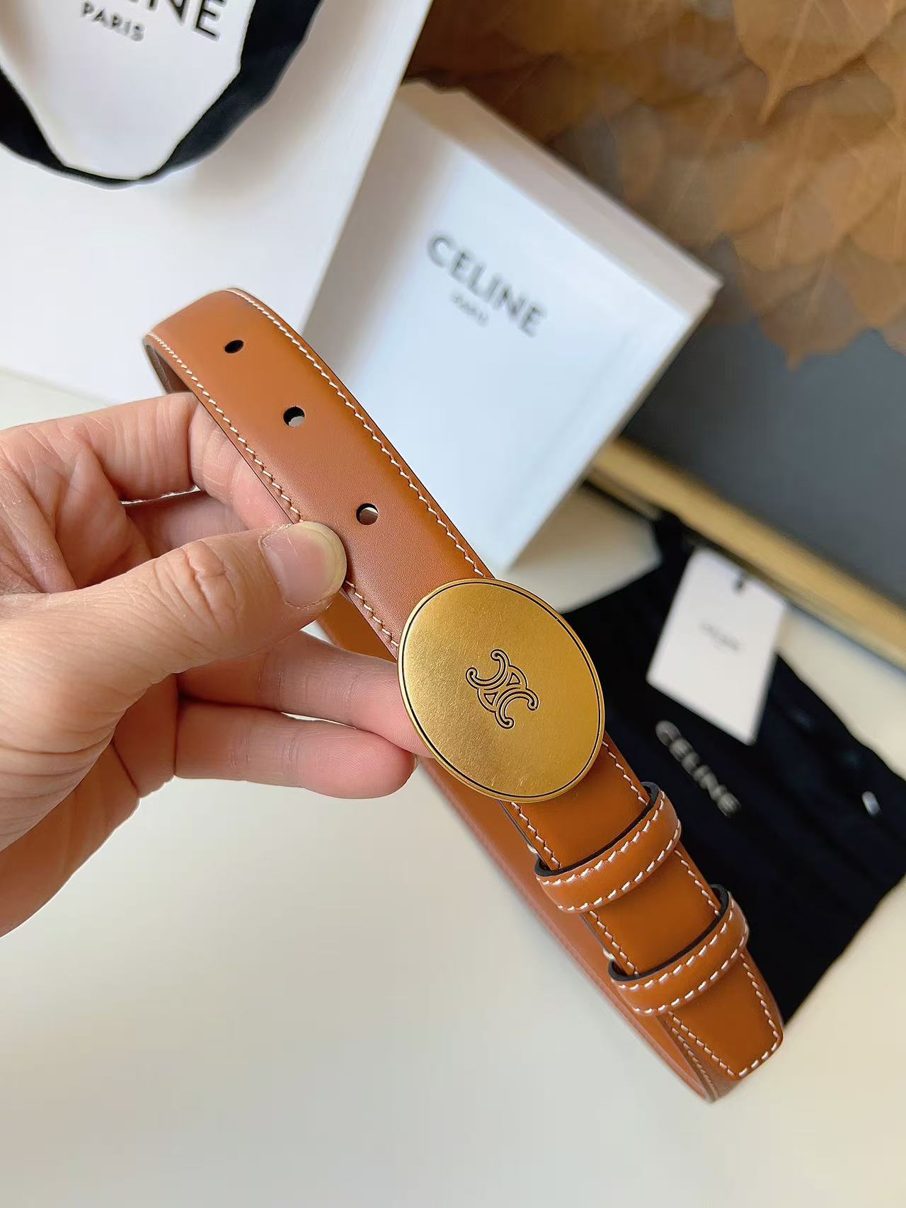 Celine 宽度：𝟮 𝟱𝗰𝗺 赛琳 CELINE « 配全套 原包装 » 𝟐𝟔最新款 进口 小牛皮+精品纯铜扣 所有材料完全跟 一样 · 面料、走线、油边尽是细致体现 · 无漏洞细节构成 · 随便进出