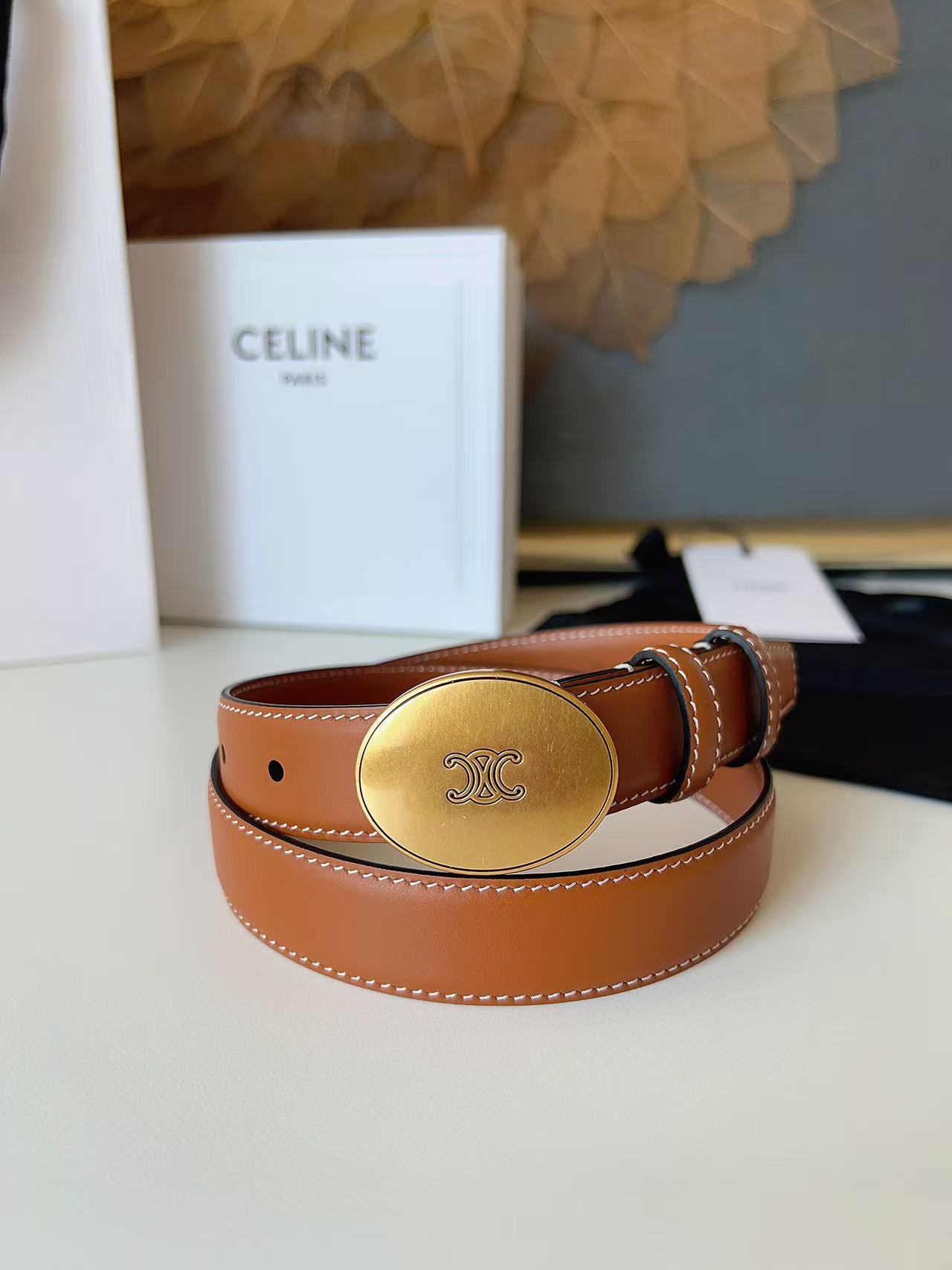 Celine 宽度：𝟮 𝟱𝗰𝗺 赛琳 CELINE « 配全套 原包装 » 𝟐𝟔最新款 进口 小牛皮+精品纯铜扣 所有材料完全跟 一样 · 面料、走线、油边尽是细致体现 · 无漏洞细节构成 · 随便进出