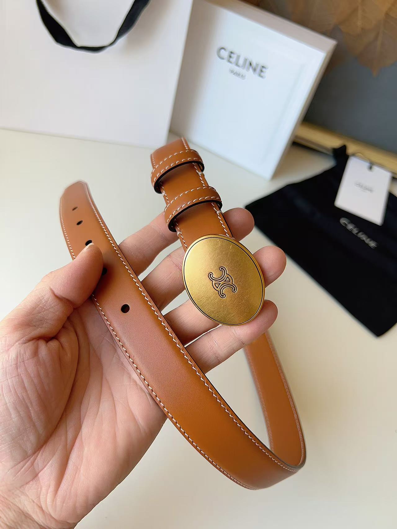 Celine 宽度：𝟮 𝟱𝗰𝗺 赛琳 CELINE « 配全套 原包装 » 𝟐𝟔最新款 进口 小牛皮+精品纯铜扣 所有材料完全跟 一样 · 面料、走线、油边尽是细致体现 · 无漏洞细节构成 · 随便进出