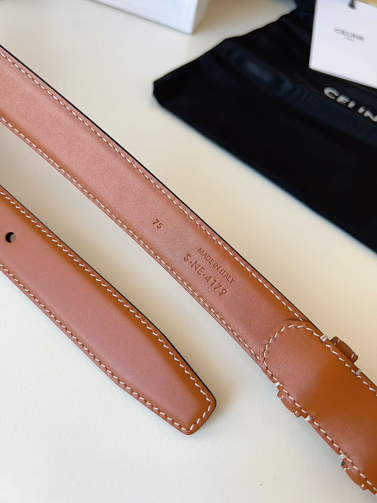 新款赛琳 céline 凯旋门椭圆扣腰带 2.5cm精品 顶级进口牛皮制作。手感细腻，上身效果超级好看。