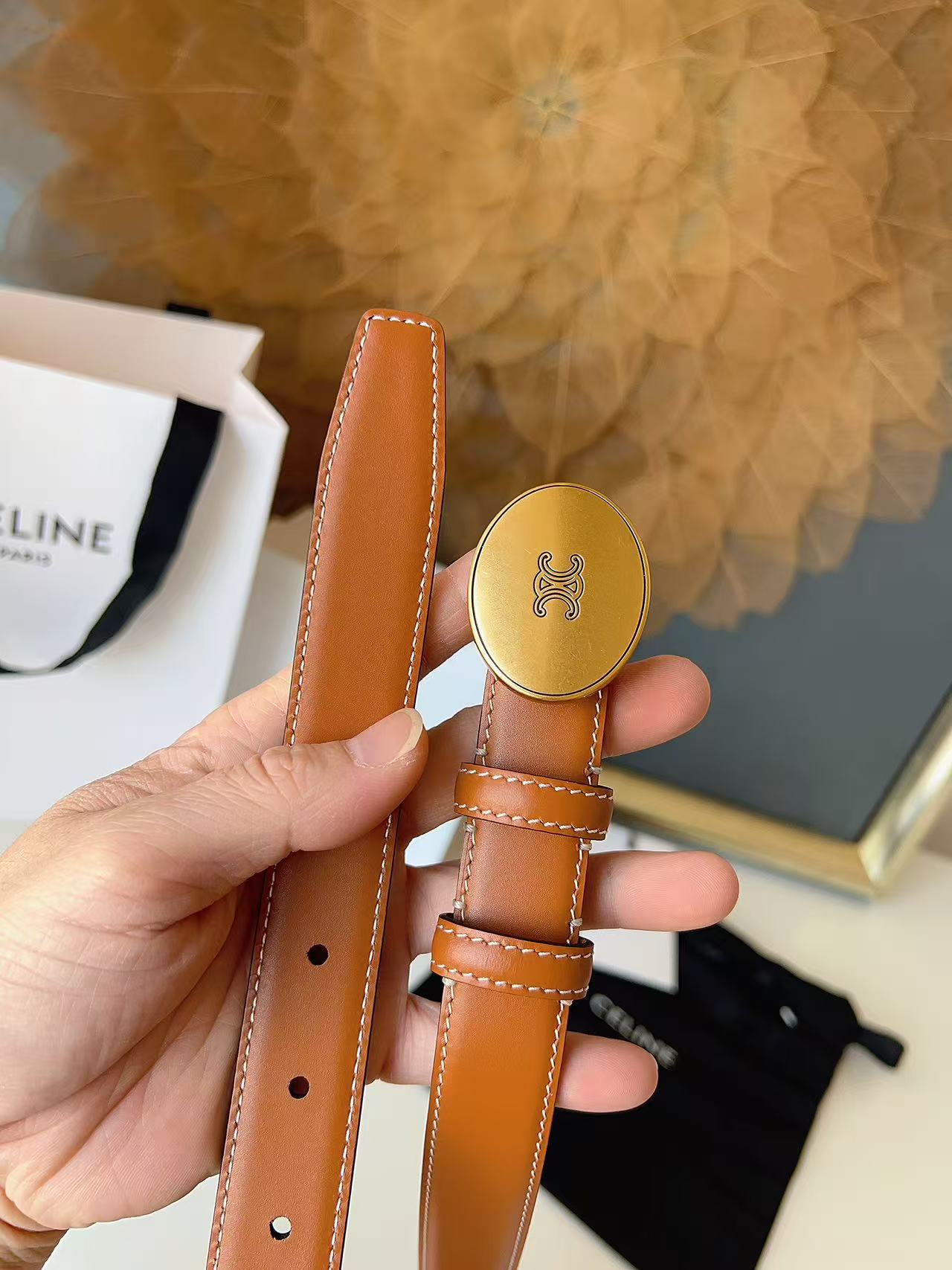 Celine 宽度：𝟮 𝟱𝗰𝗺 赛琳 CELINE « 配全套 原包装 » 𝟐𝟔最新款 进口 小牛皮+精品纯铜扣 所有材料完全跟 一样 · 面料、走线、油边尽是细致体现 · 无漏洞细节构成 · 随便进出