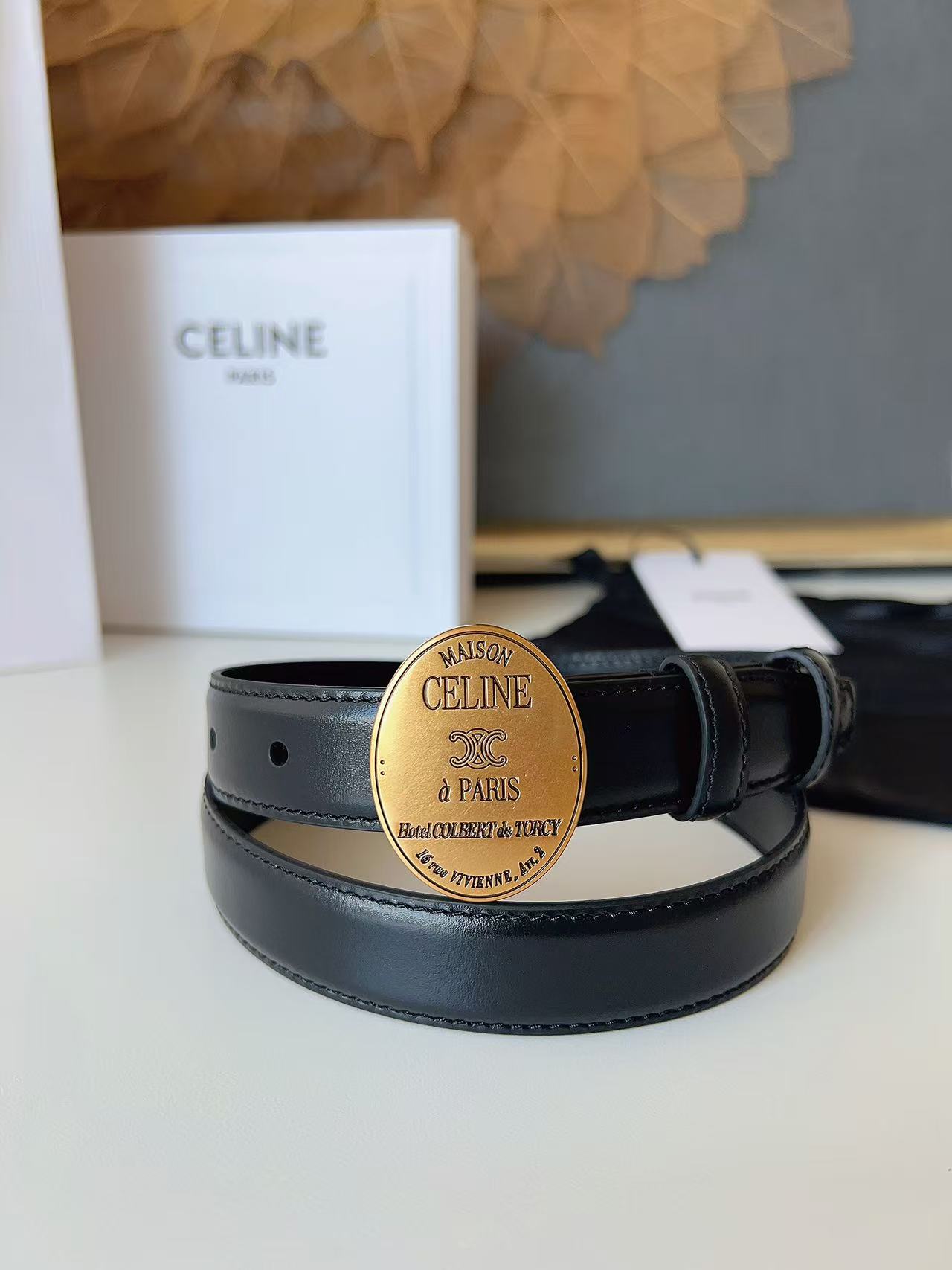 Celine 宽度：𝟮 𝟱𝗰𝗺 赛琳 CELINE « 配全套 原包装 » 𝟐𝟔最新款 进口 小牛皮+精品纯铜扣 所有材料完全跟 一样 · 面料、走线、油边尽是细致体现 · 无漏洞细节构成 · 随便进出