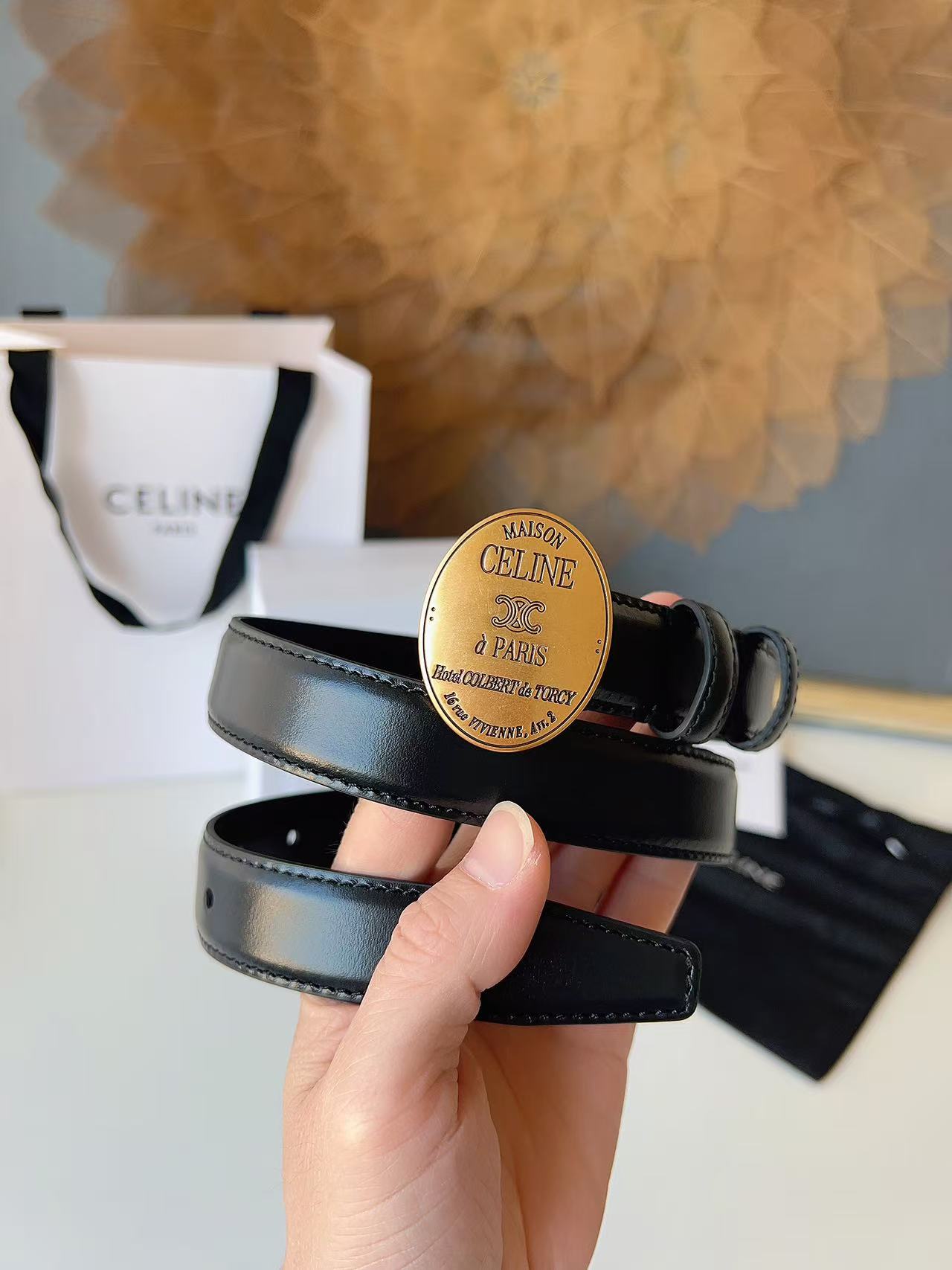 Celine 宽度：𝟮 𝟱𝗰𝗺 赛琳 CELINE « 配全套 原包装 » 𝟐𝟔最新款 进口 小牛皮+精品纯铜扣 所有材料完全跟 一样 · 面料、走线、油边尽是细致体现 · 无漏洞细节构成 · 随便进出