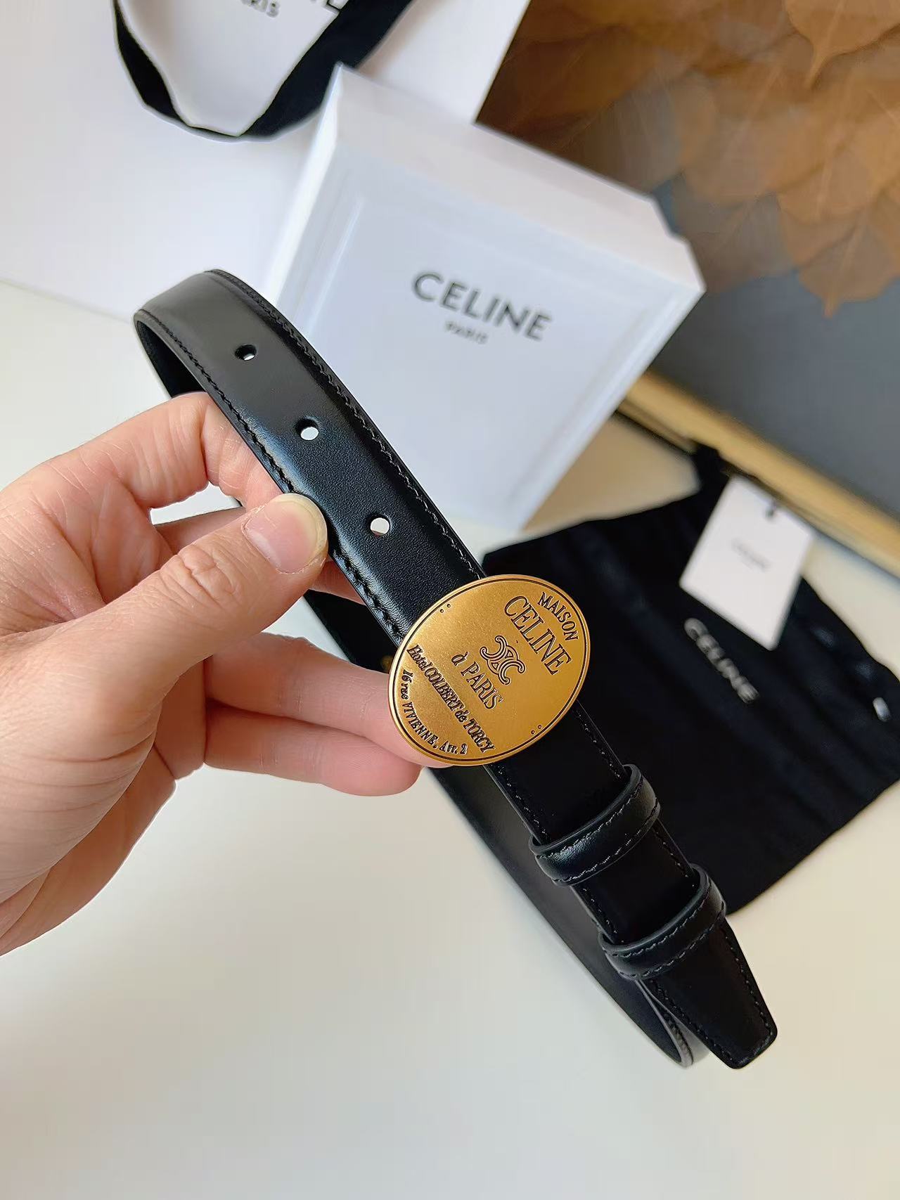 Celine 宽度：𝟮 𝟱𝗰𝗺 赛琳 CELINE « 配全套 原包装 » 𝟐𝟔最新款 进口 小牛皮+精品纯铜扣 所有材料完全跟 一样 · 面料、走线、油边尽是细致体现 · 无漏洞细节构成 · 随便进出