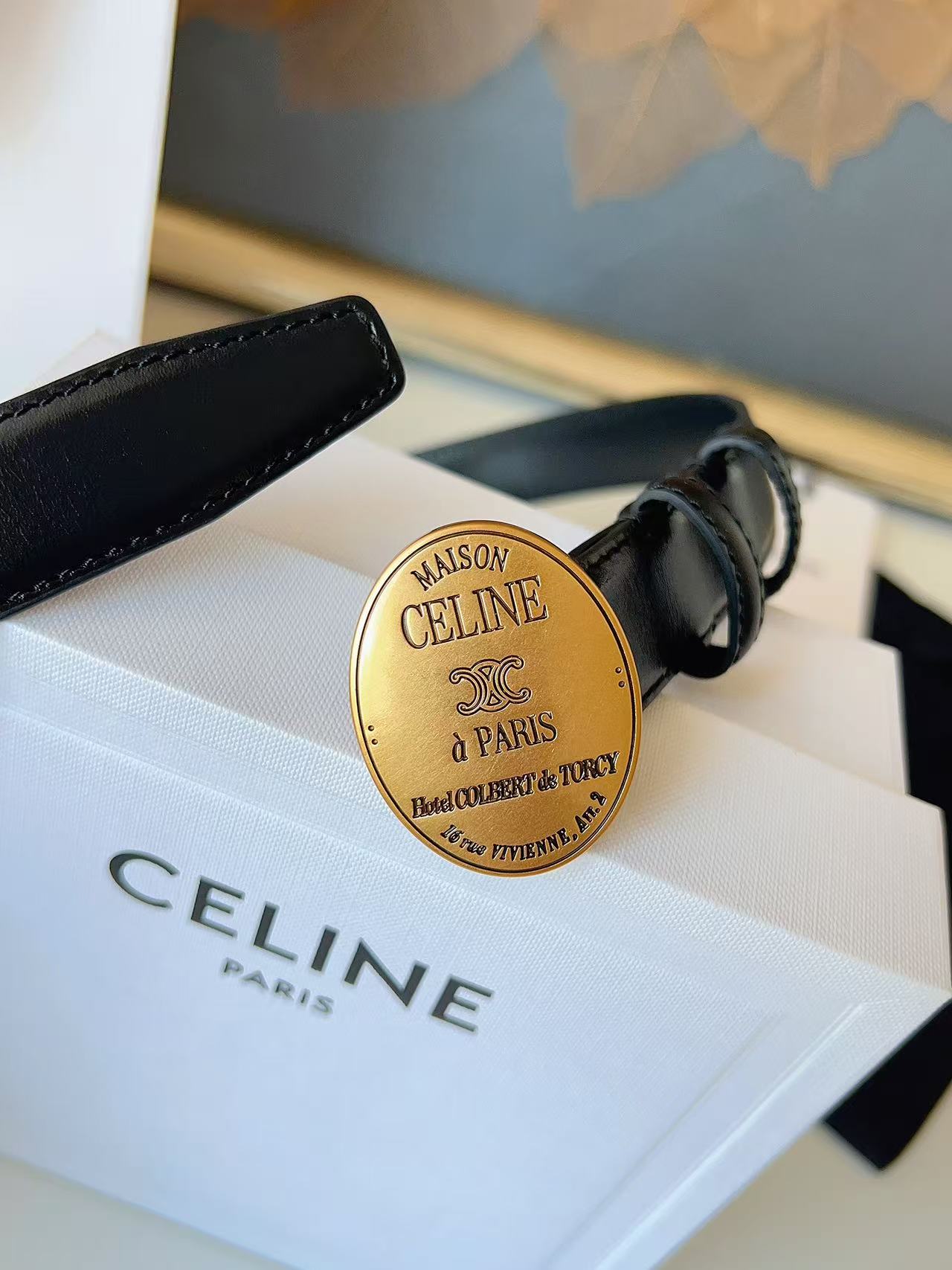 Celine 宽度：𝟮 𝟱𝗰𝗺 赛琳 CELINE « 配全套 原包装 » 𝟐𝟔最新款 进口 小牛皮+精品纯铜扣 所有材料完全跟 一样 · 面料、走线、油边尽是细致体现 · 无漏洞细节构成 · 随便进出