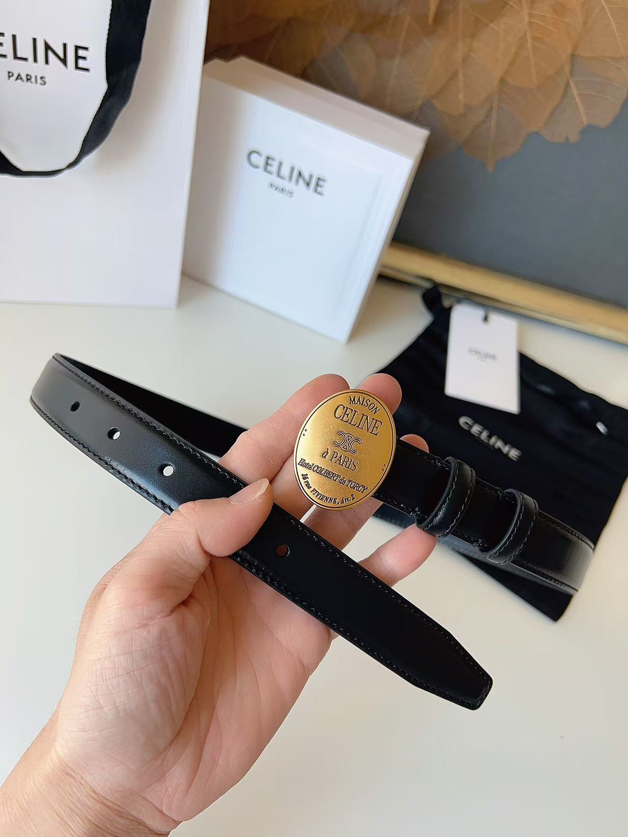 新款赛琳 céline 凯旋门椭圆扣腰带 2.5cm精品 顶级进口牛皮制作。手感细腻，上身效果超级好看。