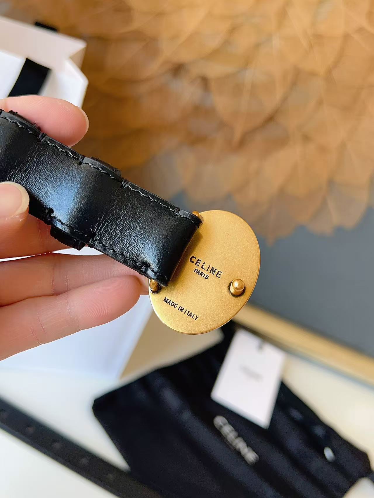 新款赛琳 céline 凯旋门椭圆扣腰带 2.5cm精品 顶级进口牛皮制作。手感细腻，上身效果超级好看。